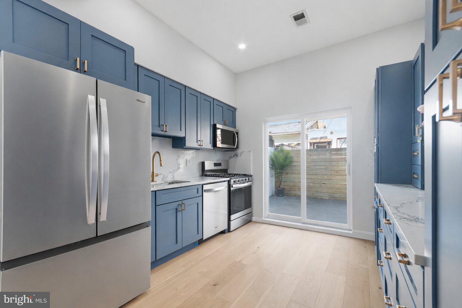 DICKENS SQ - Residential