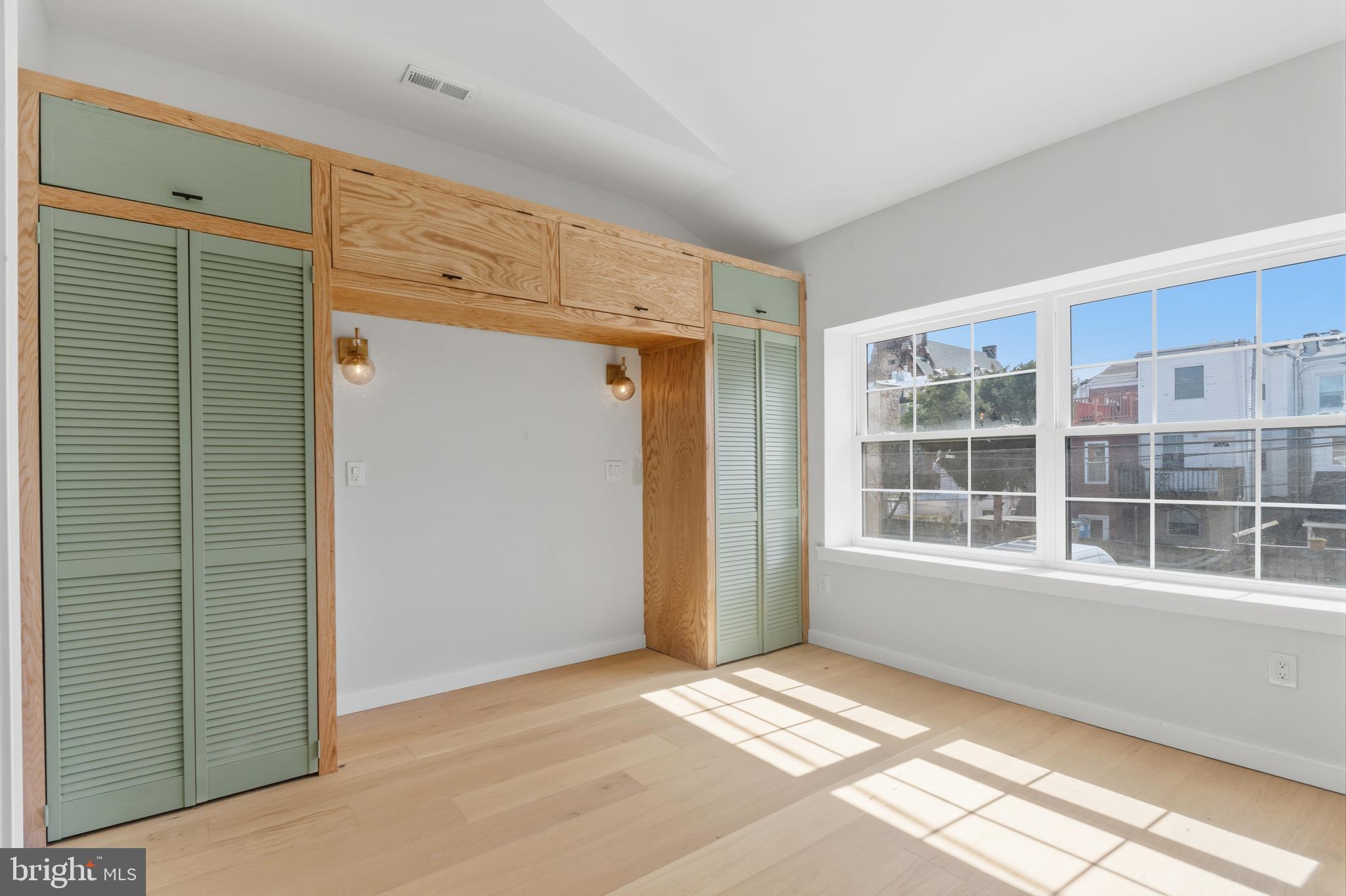 DICKENS SQ - Residential