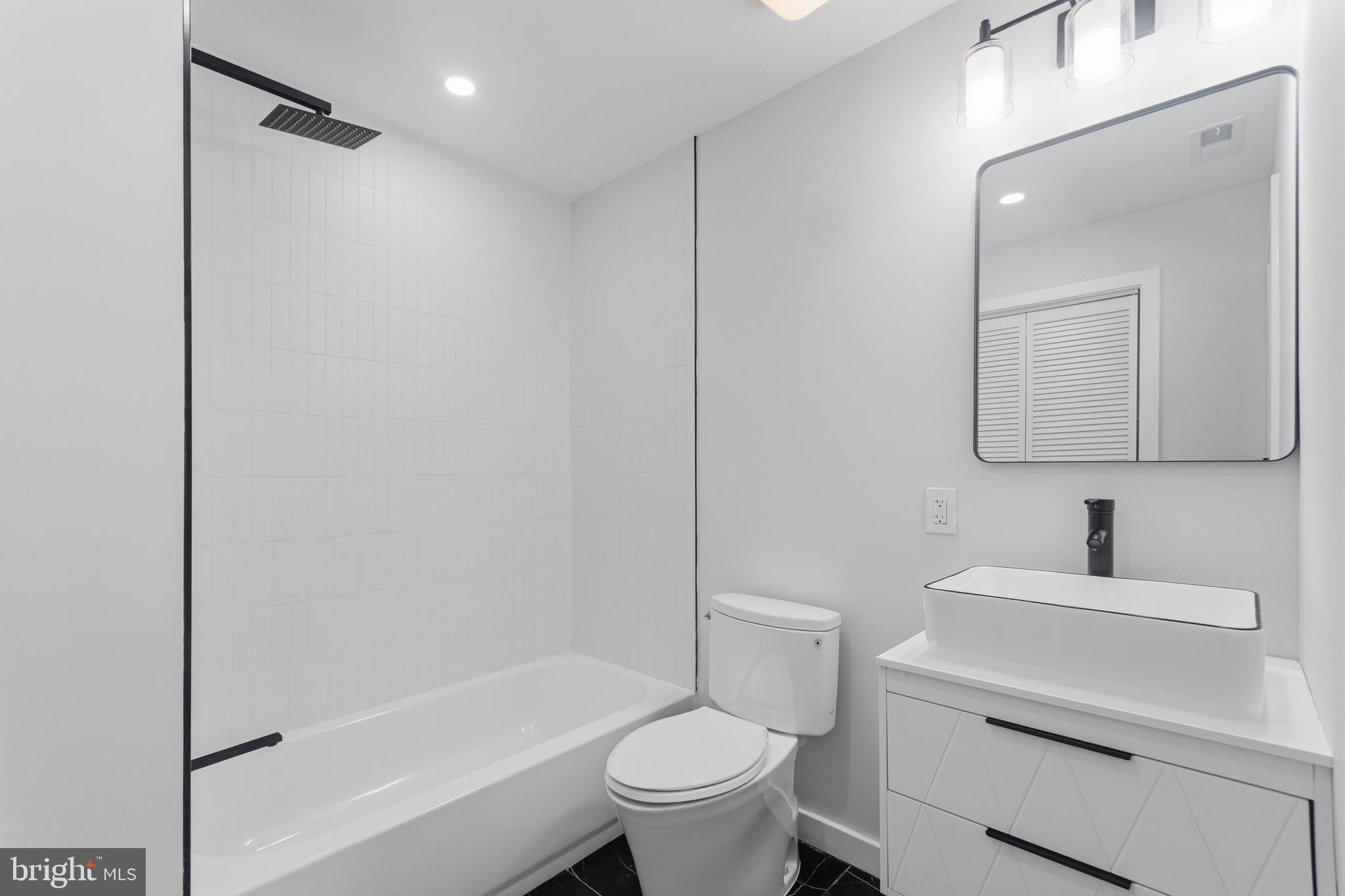 DICKENS SQ - Residential