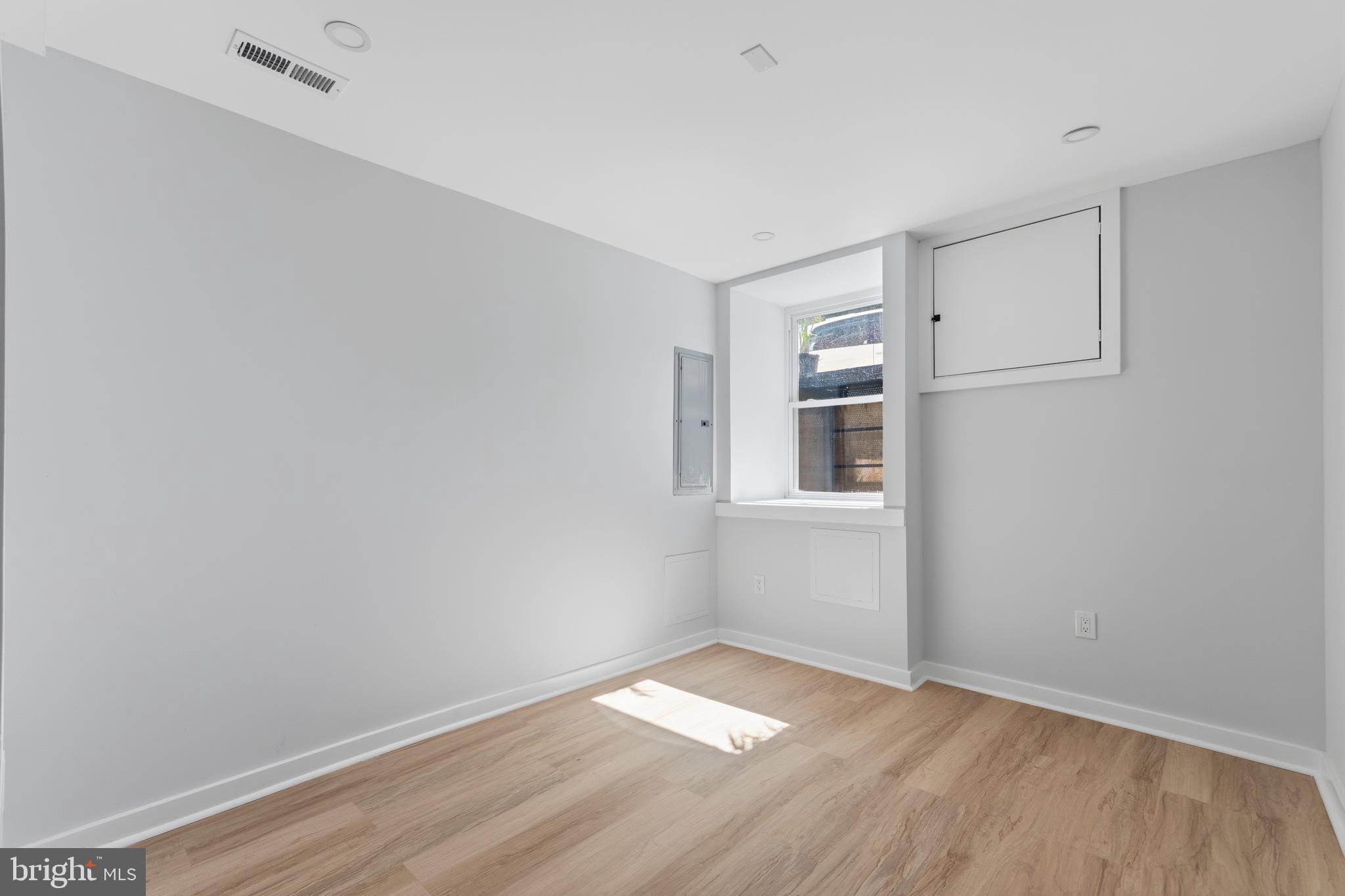 DICKENS SQ - Residential