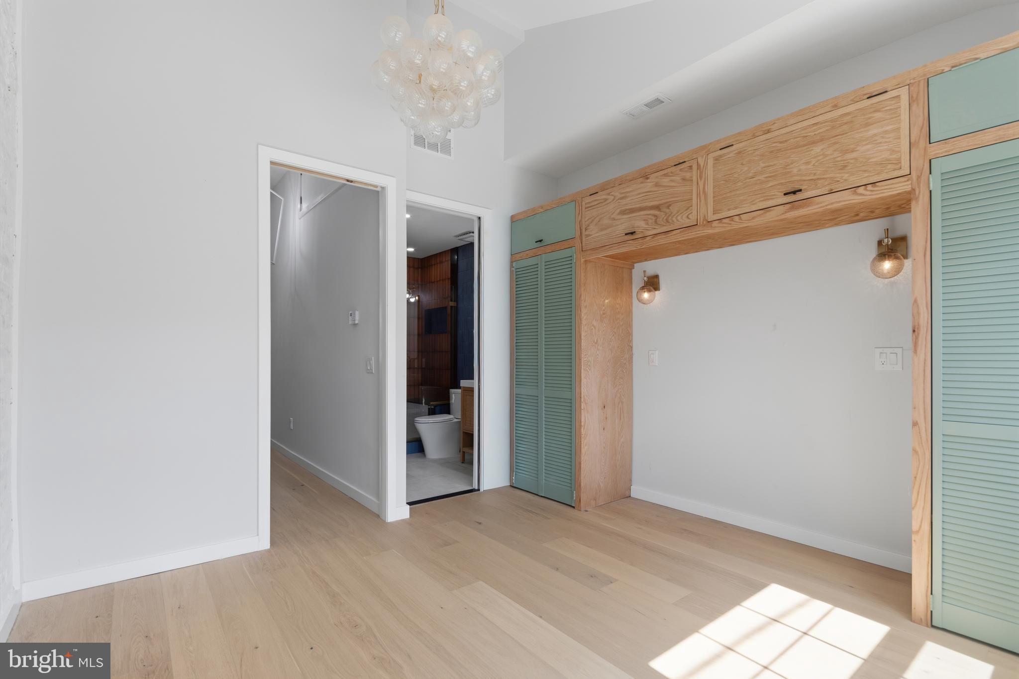 DICKENS SQ - Residential