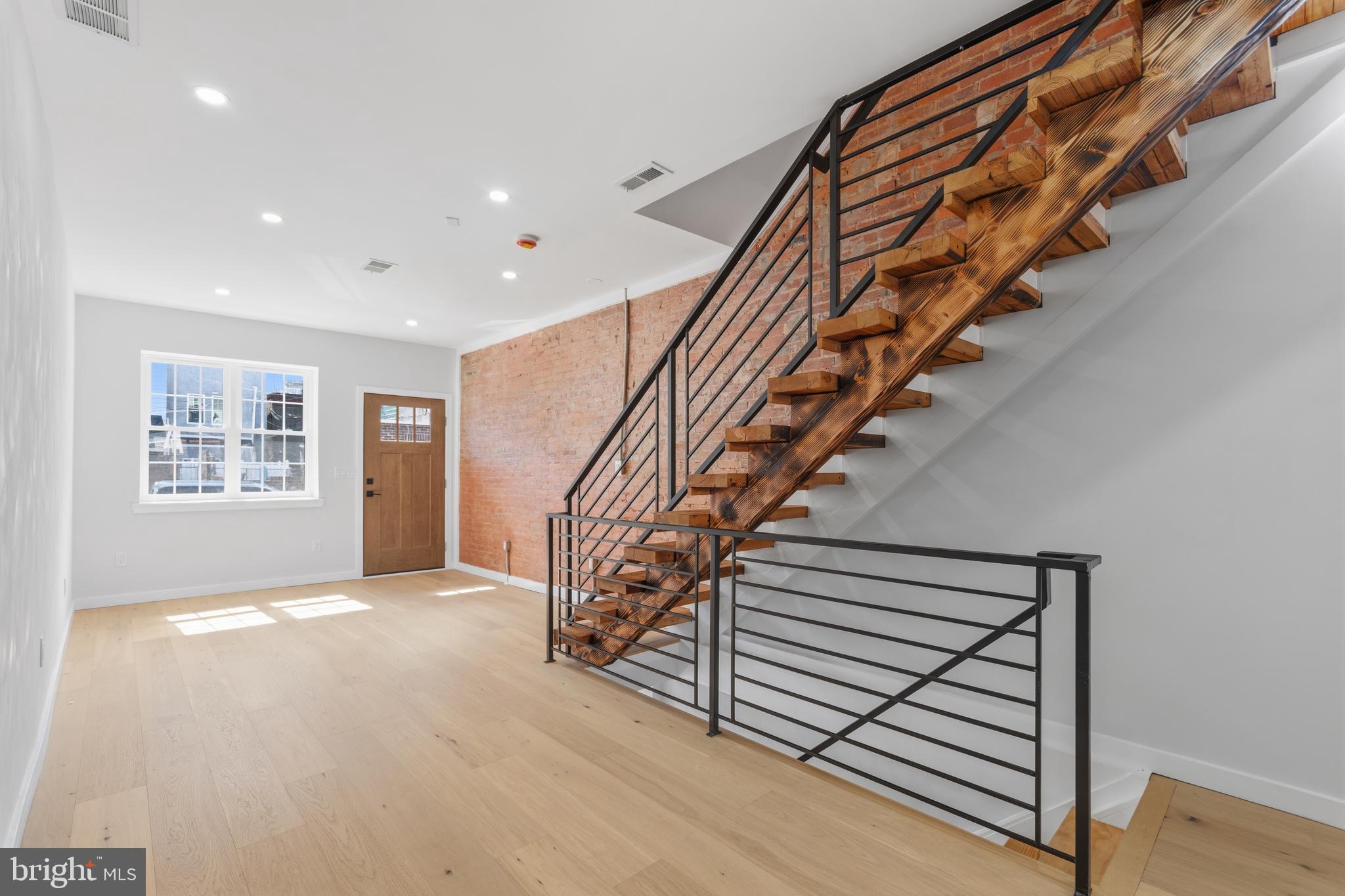 DICKENS SQ - Residential