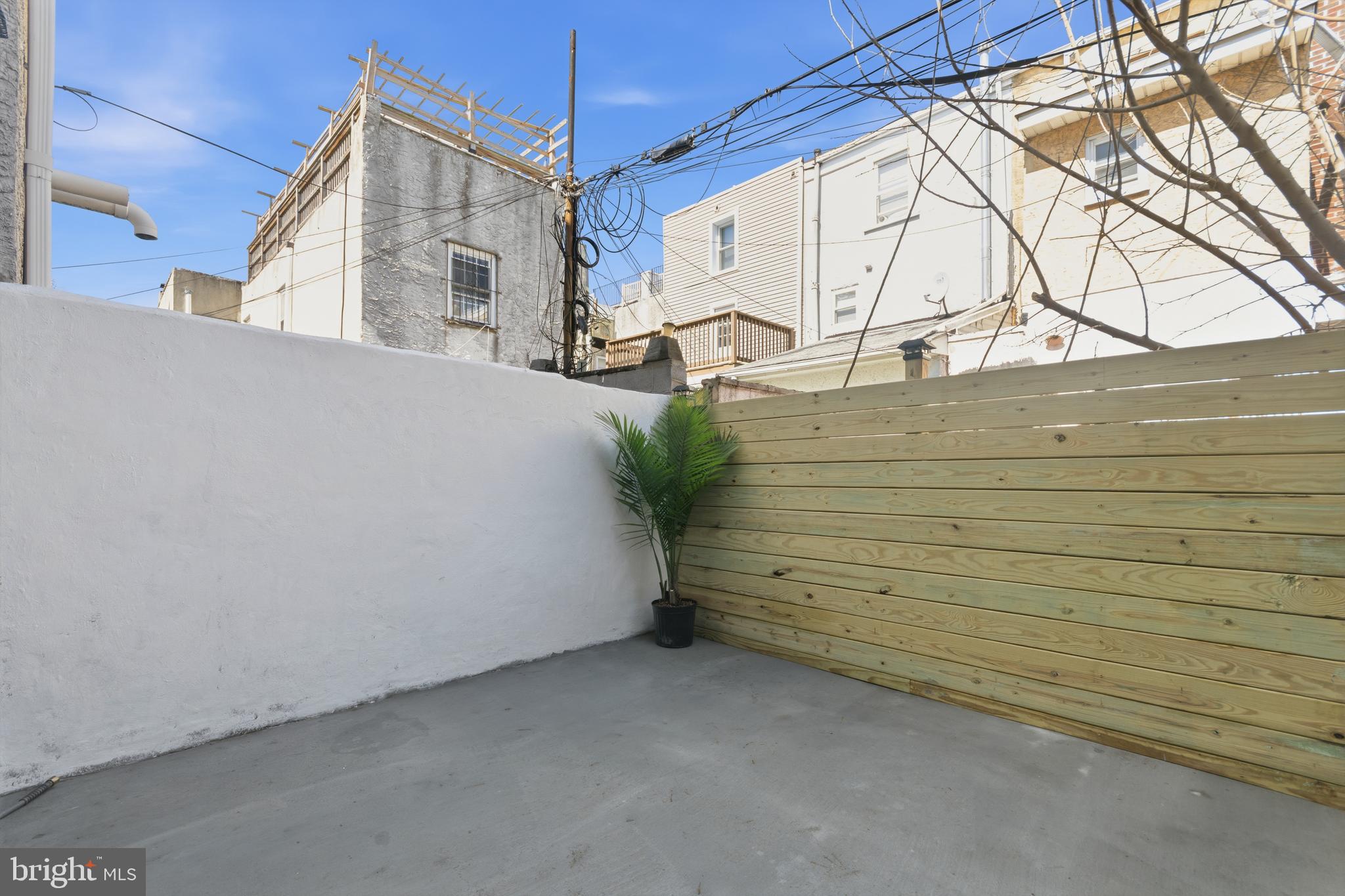 DICKENS SQ - Residential