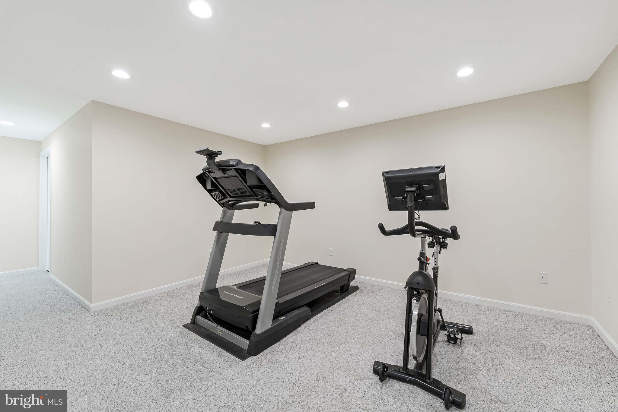 CHANTILLY HIGHLANDS - Residential