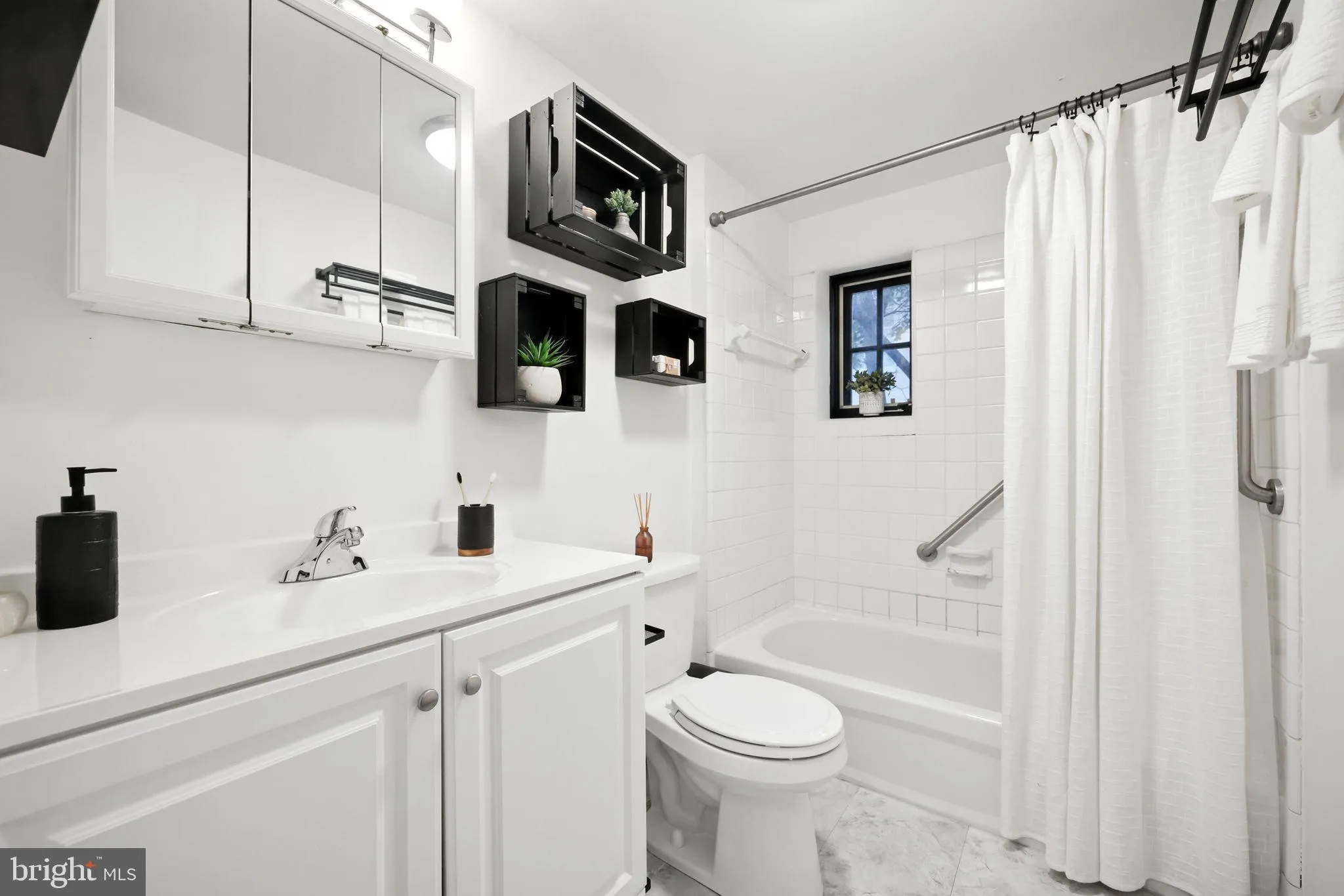 Philadelphia, Pennsylvania 19147, United States, 3 Bedrooms Bedrooms, ,1 BathroomBathrooms,Residential,Contingent,197145