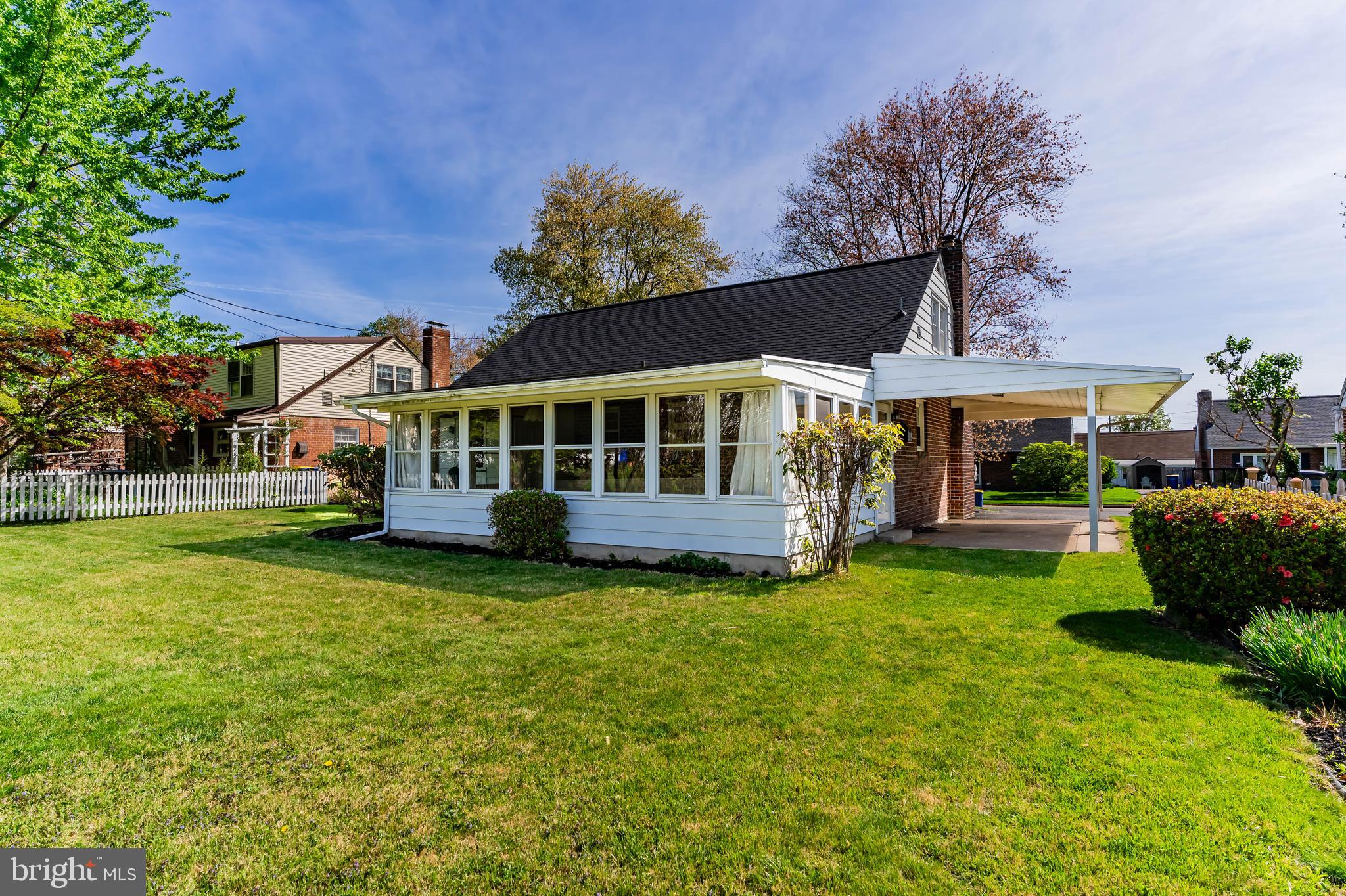 COUNTRY CLUB MANOR - Residential