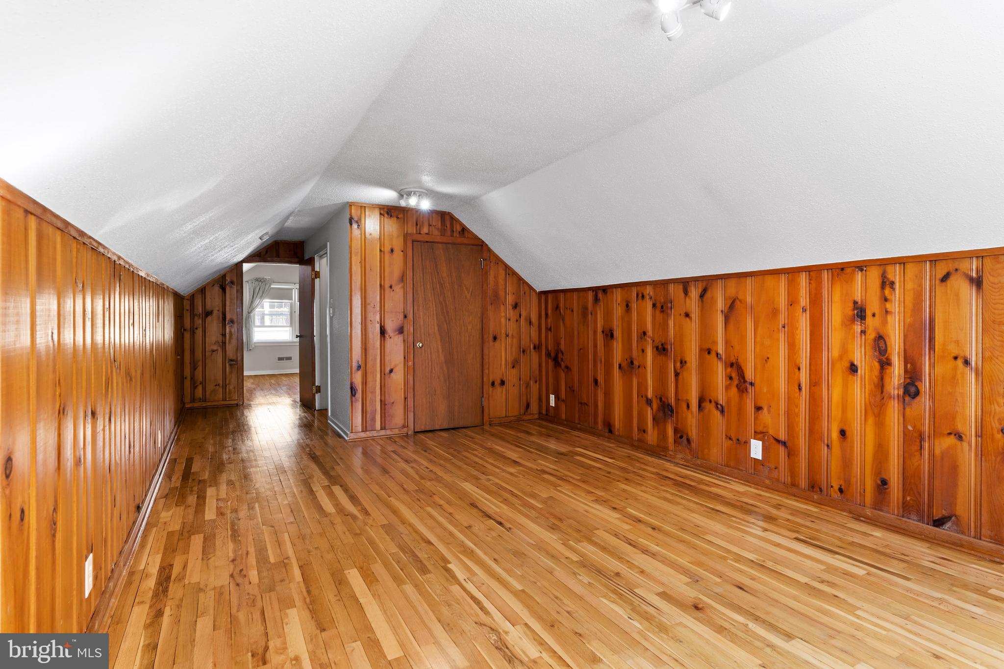 COUNTRY CLUB MANOR - Residential