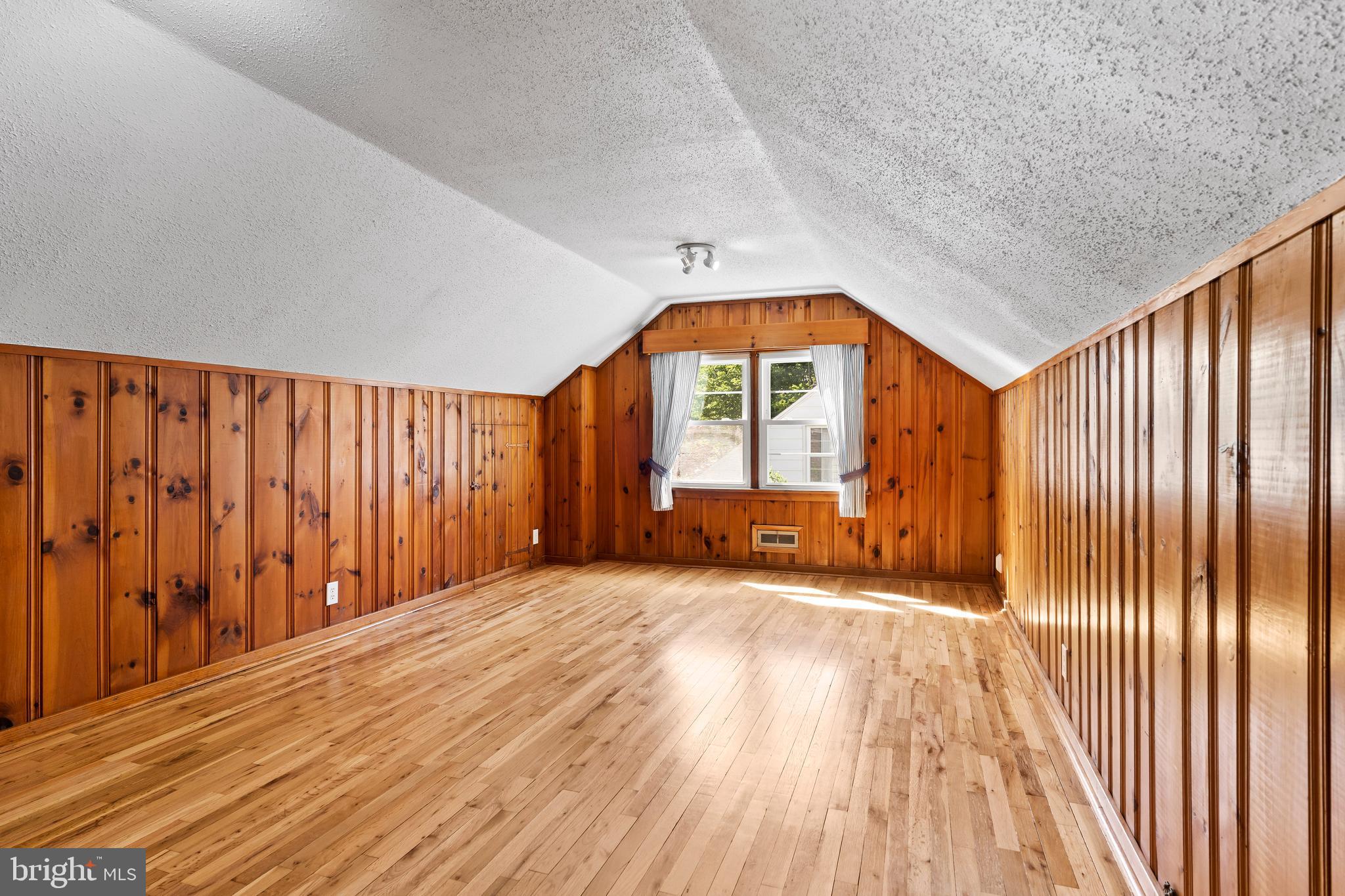 COUNTRY CLUB MANOR - Residential