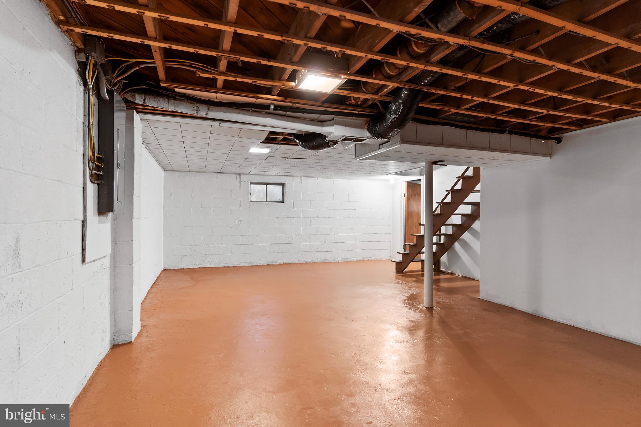 COUNTRY CLUB MANOR - Residential