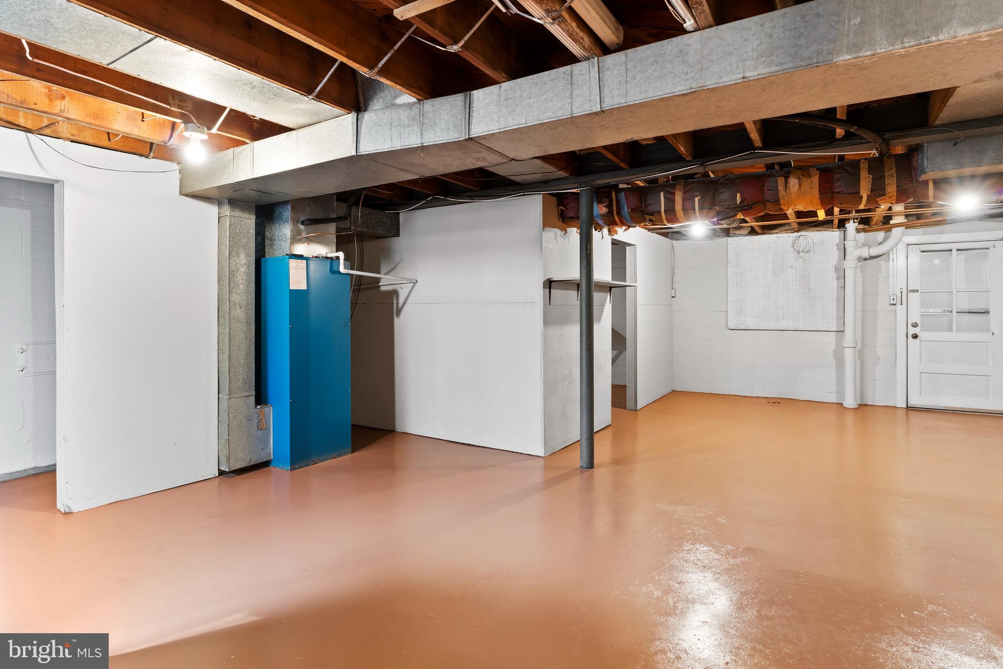 COUNTRY CLUB MANOR - Residential