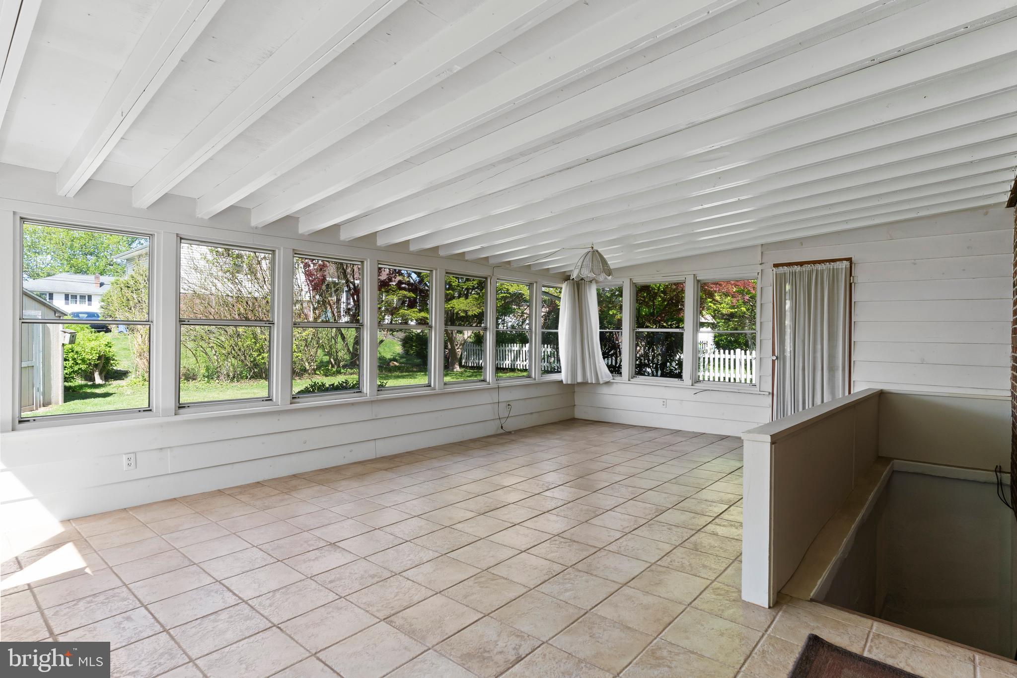 COUNTRY CLUB MANOR - Residential