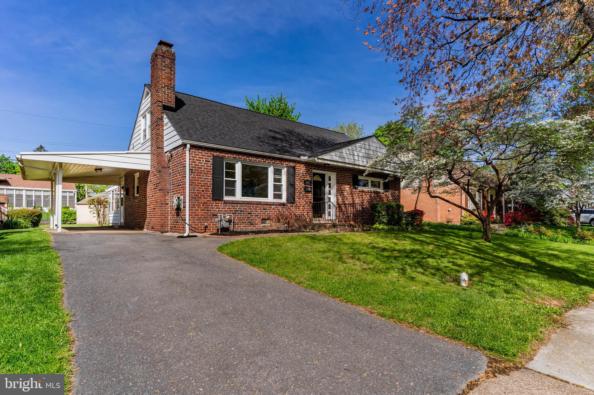 COUNTRY CLUB MANOR - Residential