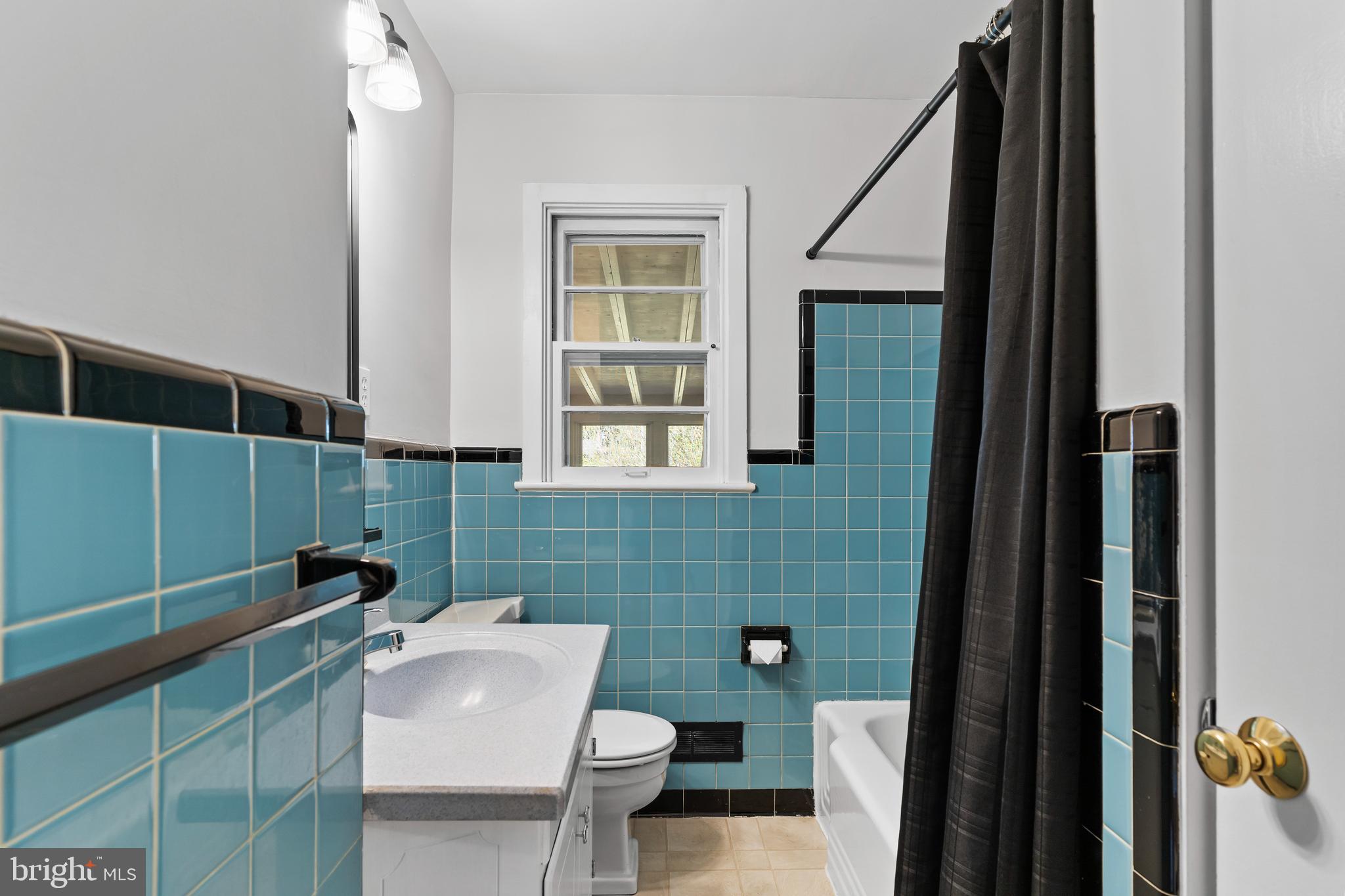 COUNTRY CLUB MANOR - Residential