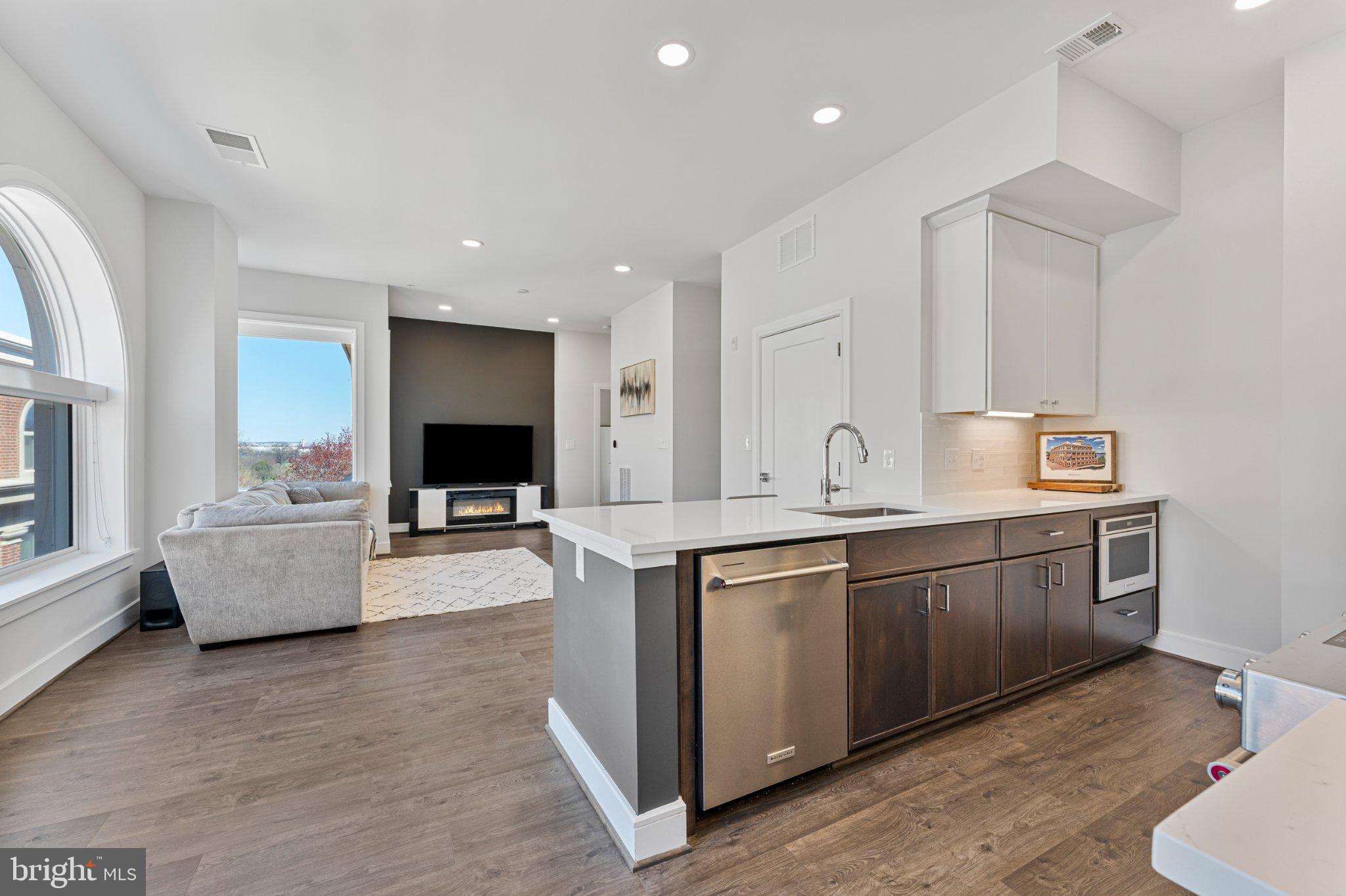 635 SLATERS LANE 405