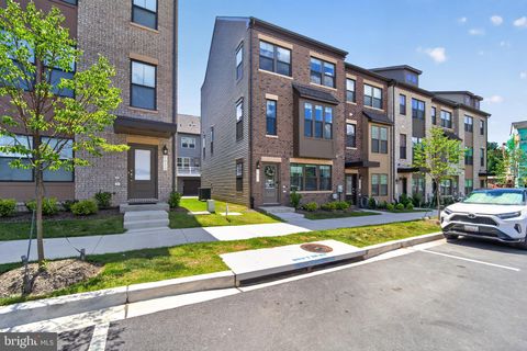 Townhouse For Sale - 6022 Beake St St<br/> HYATTSVILLE, MD 20782