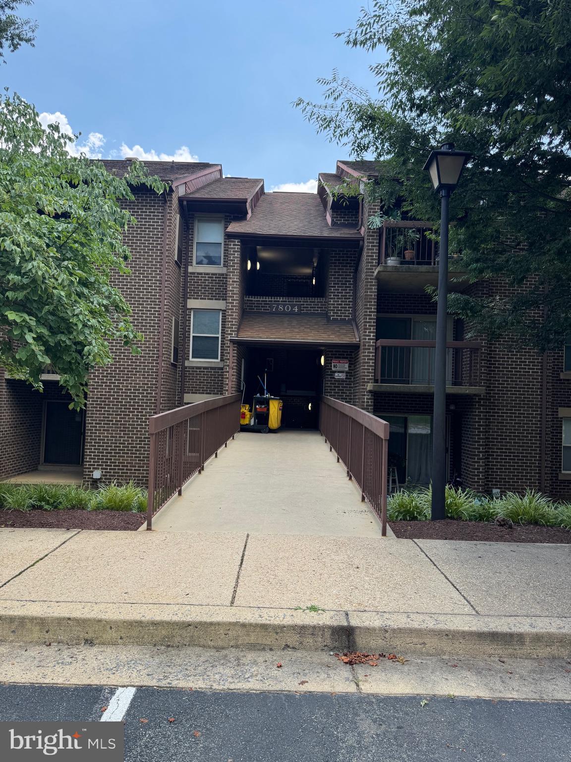 Move-in ready 2BD 2BA condo in excellent condition. Spacious living room, separate dining room, balcony,
Master Bedroom and Bathroom, in unit full size Washer and Dryer. You will be impressed by the care given to this unit. Enjoy the many community amenities, pool, tennis courts, parks. One car parking assigned and plenty of unassigned parking spaces.
