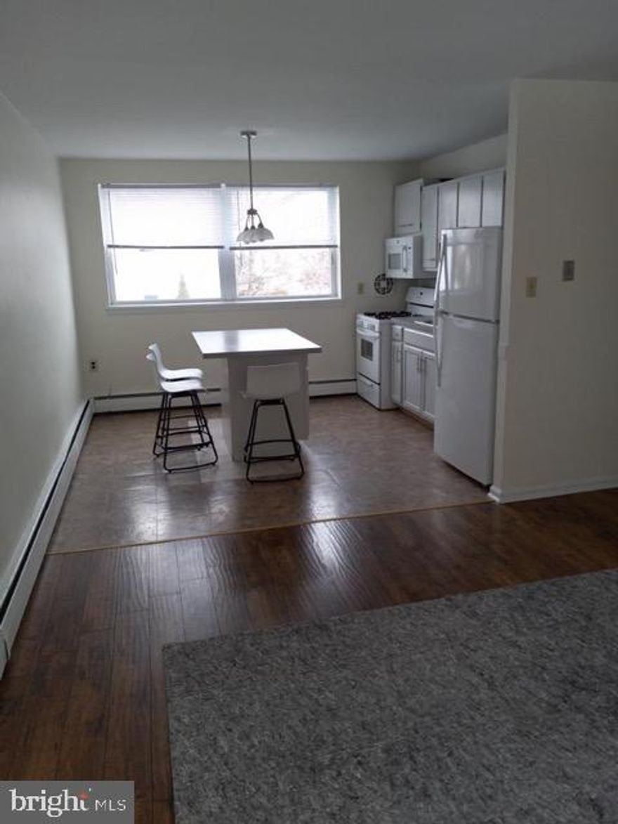 “Bright apartment in small garden style complex on quiet street in Wyndmoor. Walk to great local shops and restaurants and only blocks from Chestnut Hill.  Hardwood floors, modern kitchen with island and dishwasher, laundry, off street parking. Pets upon approval.  No smoking.”