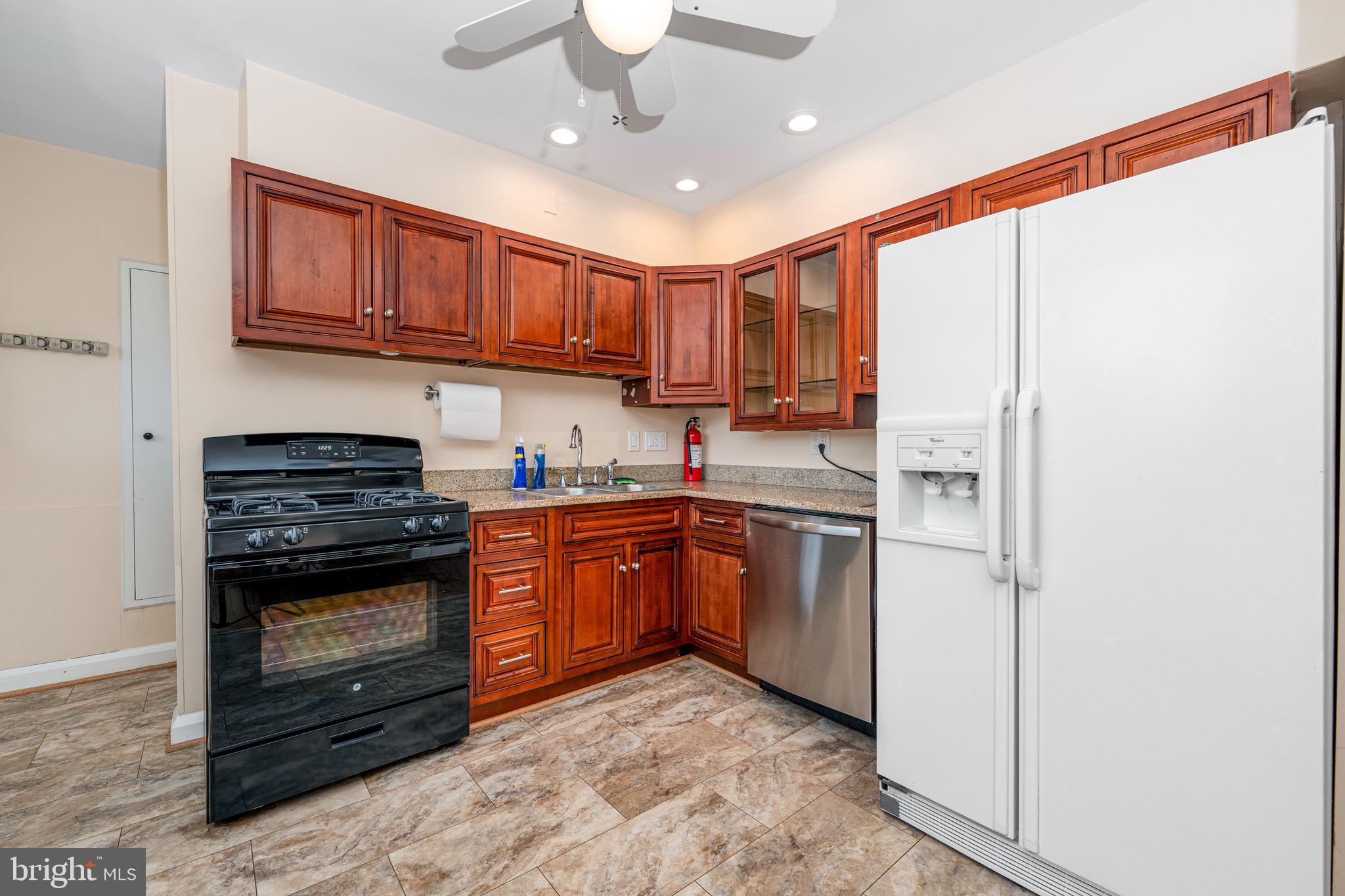 CROSS COUNTRY - Residential Lease