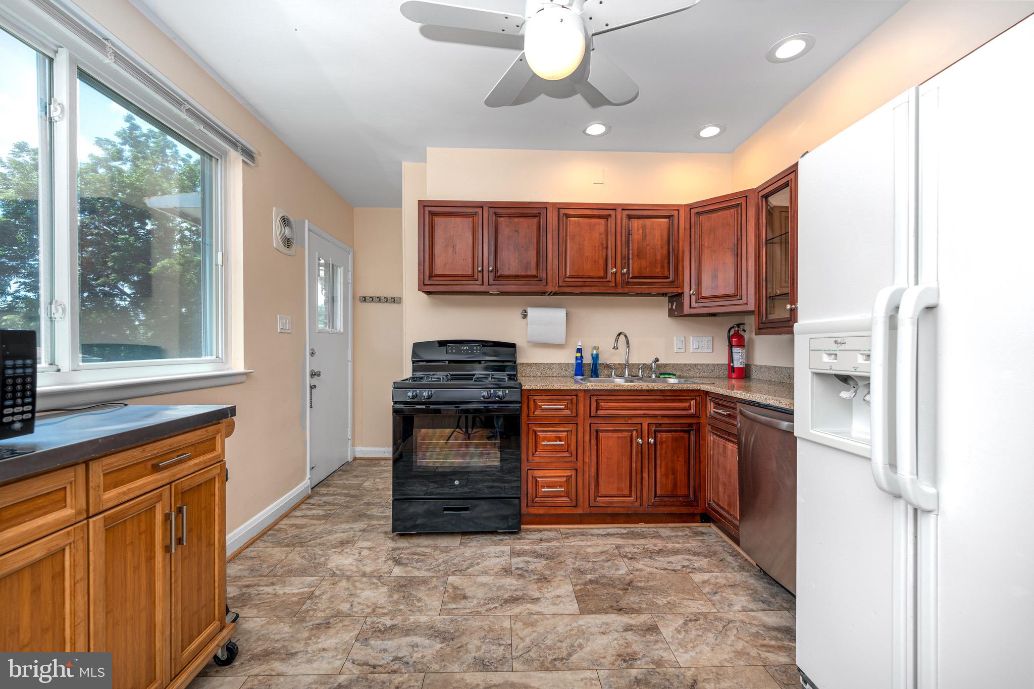 CROSS COUNTRY - Residential Lease