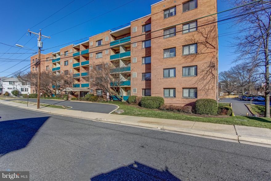 Now All brand new appliances! Beautiful and fully renovated 2 bedrooms/ 1 Bath condo. The unit features new kitchen cabinets, new top of the line appliances, Calacata counter-top, gas range, porcelain tile in kitchen and bathroom, new water proof hardwood flooring throughout. Ample of natural light. Walking distance to Clarendon, & Courthouse metro stations. easy access to 66 & 395 and minutes drive to DC.  Price includes 1 parking space and 1 storage space.