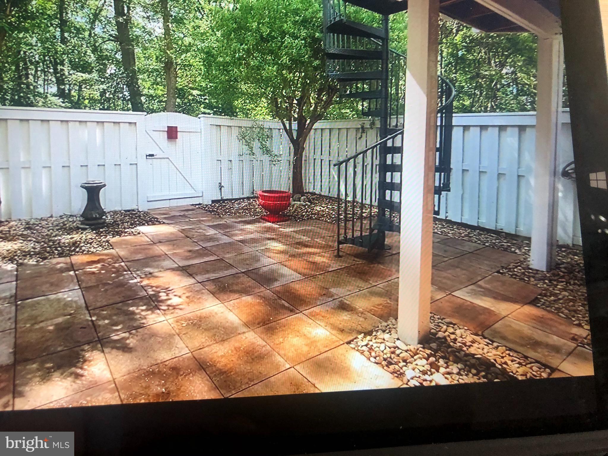 COURTHOUSE WOODS - Residential Lease