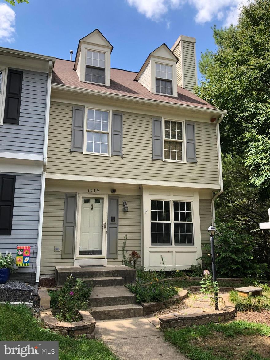 WOW!  MULTIPLE OFFERS RECEIVED....ON THIS  this beautifully updated, move-in ready 4 level end unit townhome in pristine condition.  Freshly painted interior, main level refinished hardwoods, upper level hardwood flooring, new wall to wall carpet in loft and rec room....NEW STAINLESS STEEL APPLIANCES being delivered Oct 19. Kitchen has colonial moldings, decorator tile flooring, recessed lighting, pantry and plenty of counterspace...formal dining room has french doors to deck, hardwood floors, and colonial trim....Living room boast lots of windows, hardwood floors, fireplace, decorator window and powder room entry, as well as entry level coat closet.....upper level 3 bedrooms 2 full totally remodeled baths, ceiling fans, colonial crown molding, chair rail, ALL FRESHLY PAINTED..Master bedroom boasts walk in closet, ceiling fan, skylights, 2 story ceilings, remodeled bath....from master newly carpeted steps lead to loft area with huge walk in closet, 2 dormer windows,.great as a bedroom, nursery, office or sitting room;; Lower level has newly installed carpeting, freshly painted walls, wet bar, powder room, storage closet under the stairs, french doors to lower level patio....fenced yrd.... Large utility room offers washer dryer and laundry tub, plus workbench and lots of extra storage space. Elementary school is just up the street, and home is fronted, backed and sided by common area and lots of trees. Lake Ridge Community offers so many amenities with several pools, tennis courts, basketball courts, nearby Lake Ridge marina and park Fantastic home..you wont want to miss out on this one !! 4 LEVEL END UNIT TOWNHOME,,SO MANY BELLS AND WHISTLES AND UPGRADES AND SITUATED IN A QUIET WOODED CULDESAC WITH COMMON TREED AREA IN FRONT BACK AND SIDE ,.PARKING + VISITOR SPACE IN FRONT OF HOME....FENCED BACK YARD WITH TREES,SHED, PLANTINGS, DECKING AND DECKING ALSO OFF MAIN LEVEL DINING ROOM...FACADE IS OFA LOVELY COLONIAL WILLIAMSBURG LOOK WITH DORMER WINDOWS AND PLENTY OF WINDOWS THROUGHOUT...MAIN LEVEL HARDWOODS AND FIREPLACE IN LIVING ROOM KITCHEN BOASTS NEW STOVE, BUILT IN MICROWAVE, PANTRY, AND CERAMIC B/W TILE FLOOR PLUS RECESSED LIGHTING....UPPER LEVEL BEDROOMS ARE ALL WITH WOOD FLOORING, AND CEILING FANS AND COLONIAL MOLDINGS.....ENTIRE INTERIOR JUST PAINTED  NEUTRAL INDECOR NEW CARPET IN LOFT AND BASEMENT STAIRS AND REC ROOM ALL BATHROOMS HAVE BEEN REMODELED WITH LOVELY DECORATIVE TILE.   MASTER BEDROOM HAS HW FLOORS, VAULTED CEILING,  SKYLIGHTS AND CEILING FAN PLUS ROOMY WALK IN CLOSET LOFT AREA IS GREAT FOR ADDITIONAL BEDROOM (WALKK IN CLOSET ALSO)  OFFICE SPACE, NURSERY OR SITTING ROOM THIS HOME SHINES......MUST SEE THIS REMODELED,MOVEIN READY 4 LEVEL END UNIT TOWNHOME,,SO MANY BELLS AND WHISTLES AND UPGRADES AND SITUATED IN A QUIET WOODED CULDESAC WITH COMMON TREED AREA IN FRONT BACK AND SIDE ,.PARKING + VISITOR SPACE IN FRONT OF HOME....FENCED BACK YARD WITH TREES,SHED, PLANTINGS, DECKING AND DECKING ALSO OFF MAIN LEVEL DINING ROOM...FACADE IS OFA LOVELY COLONIAL WILLIAMSBURG LOOK WITH DORMER WINDOWS AND PLENTY OF WINDOWS THROUGHOUT...MAIN LEVEL HARDWOODS AND FIREPLACE IN LIVING ROOM KITCHEN BOASTS NEW STOVE, BUILT IN MICROWAVE, PANTRY, AND CERAMIC B/W TILE FLOOR PLUS RECESSED LIGHTING....UPPER LEVEL BEDROOMS ARE ALL WITH WOOD FLOORING, AND CEILING FANS AND COLONIAL MOLDINGS.....ENTIRE INTERIOR JUST PAINTED  NEUTRAL INDECOR NEW CARPET IN LOFT AND BASEMENT STAIRS AND REC ROOM ALL BATHROOMS HAVE BEEN REMODELED WITH LOVELY DECORATIVE TILE.   MASTER BEDROOM HAS HW FLOORS, VAULTED CEILING,  SKYLIGHTS AND CEILING FAN PLUS ROOMY WALK IN CLOSET LOFT AREA IS GREAT FOR ADDITIONAL BEDROOM (WALKK IN CLOSET ALSO)  OFFICE SPACE, NURSERY OR SITTING ROOM THIS HOME SHINES......