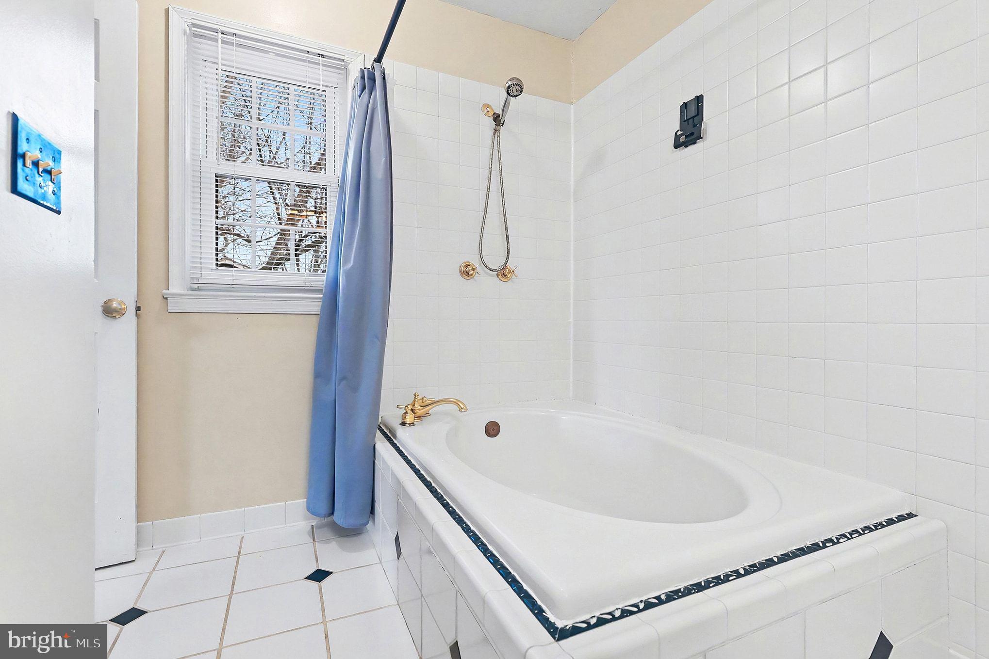 SHERATON HILLS EAST - Residential