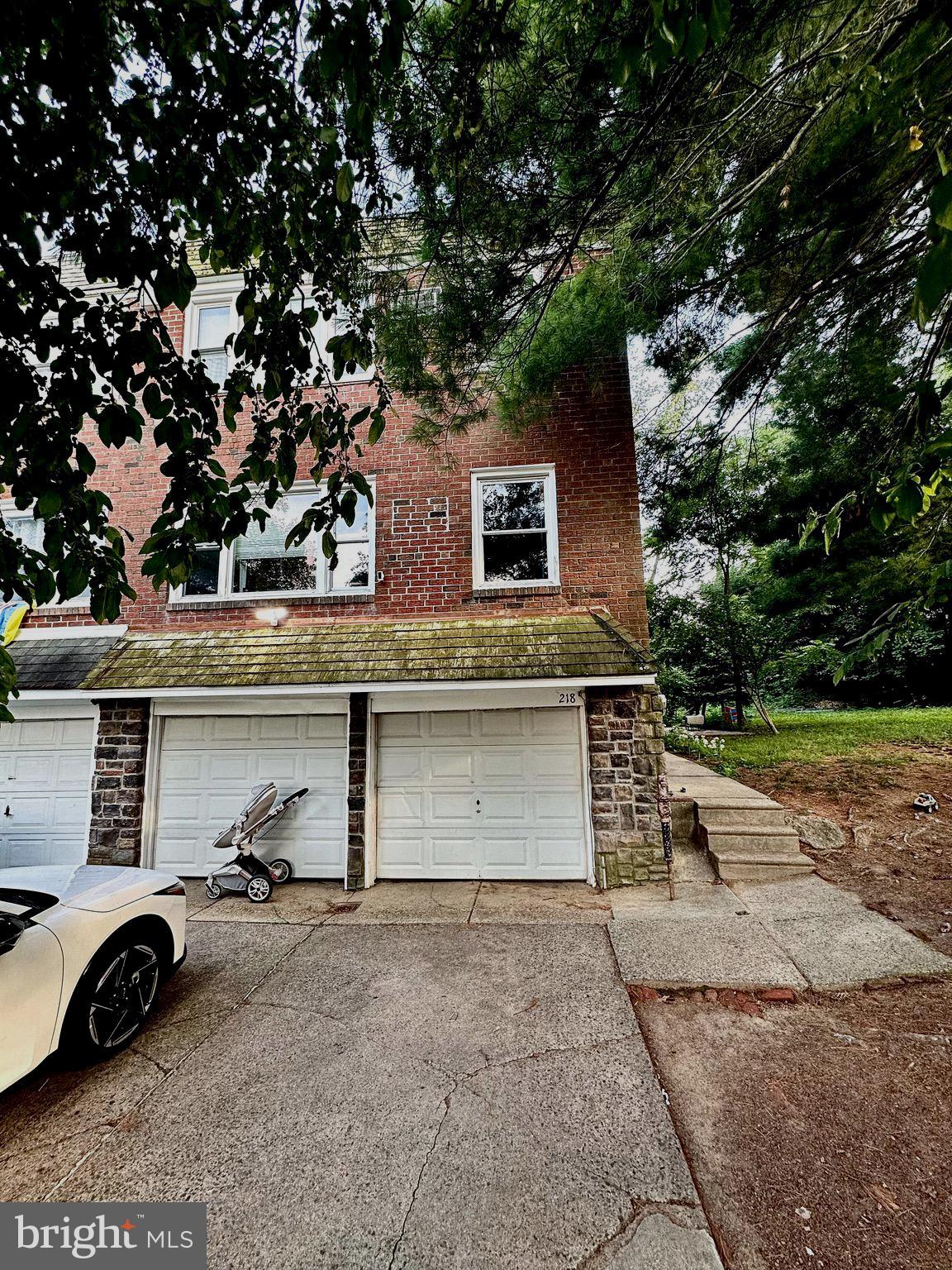 218 LOCKART LANE
