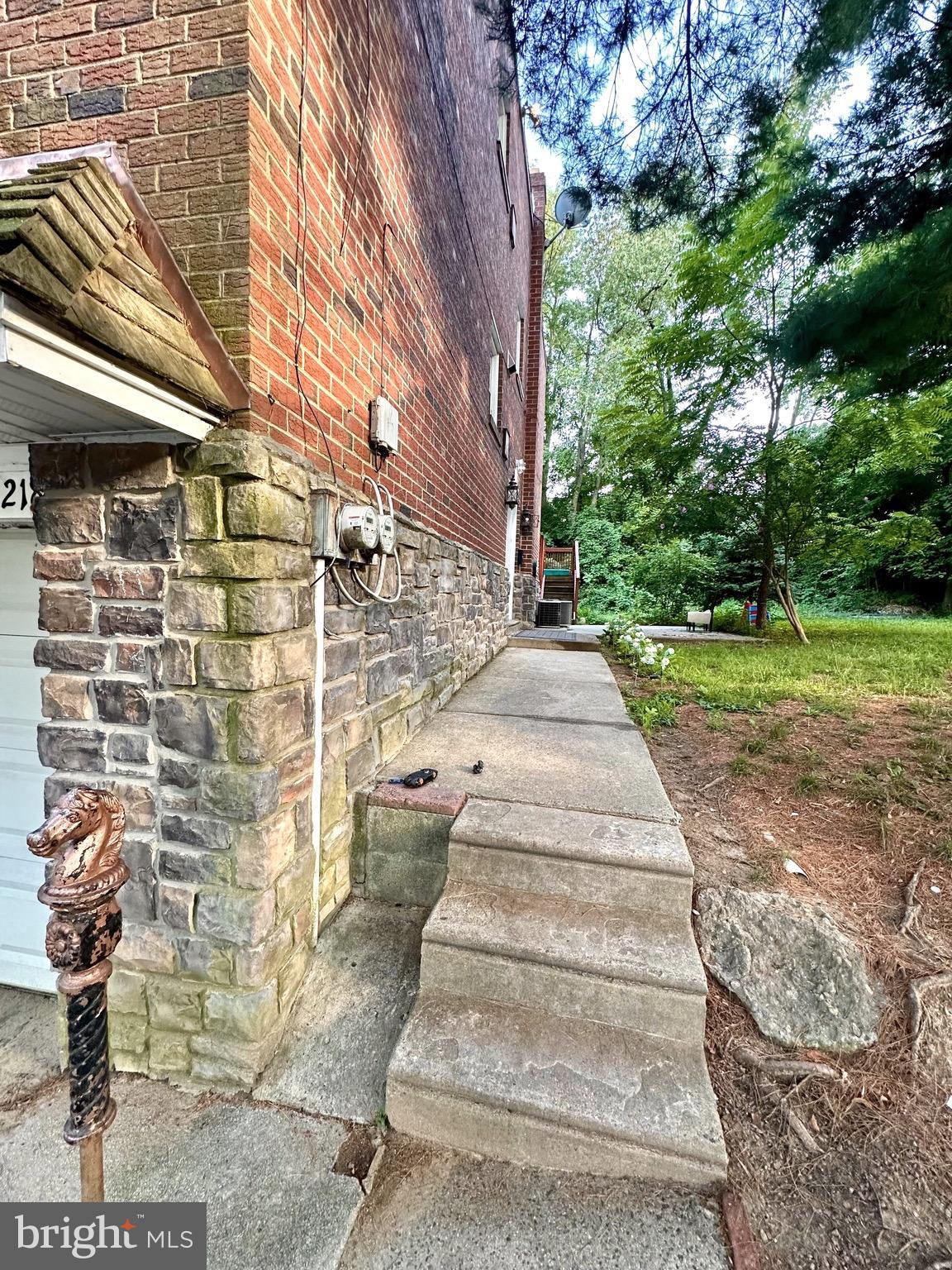 218 LOCKART LANE