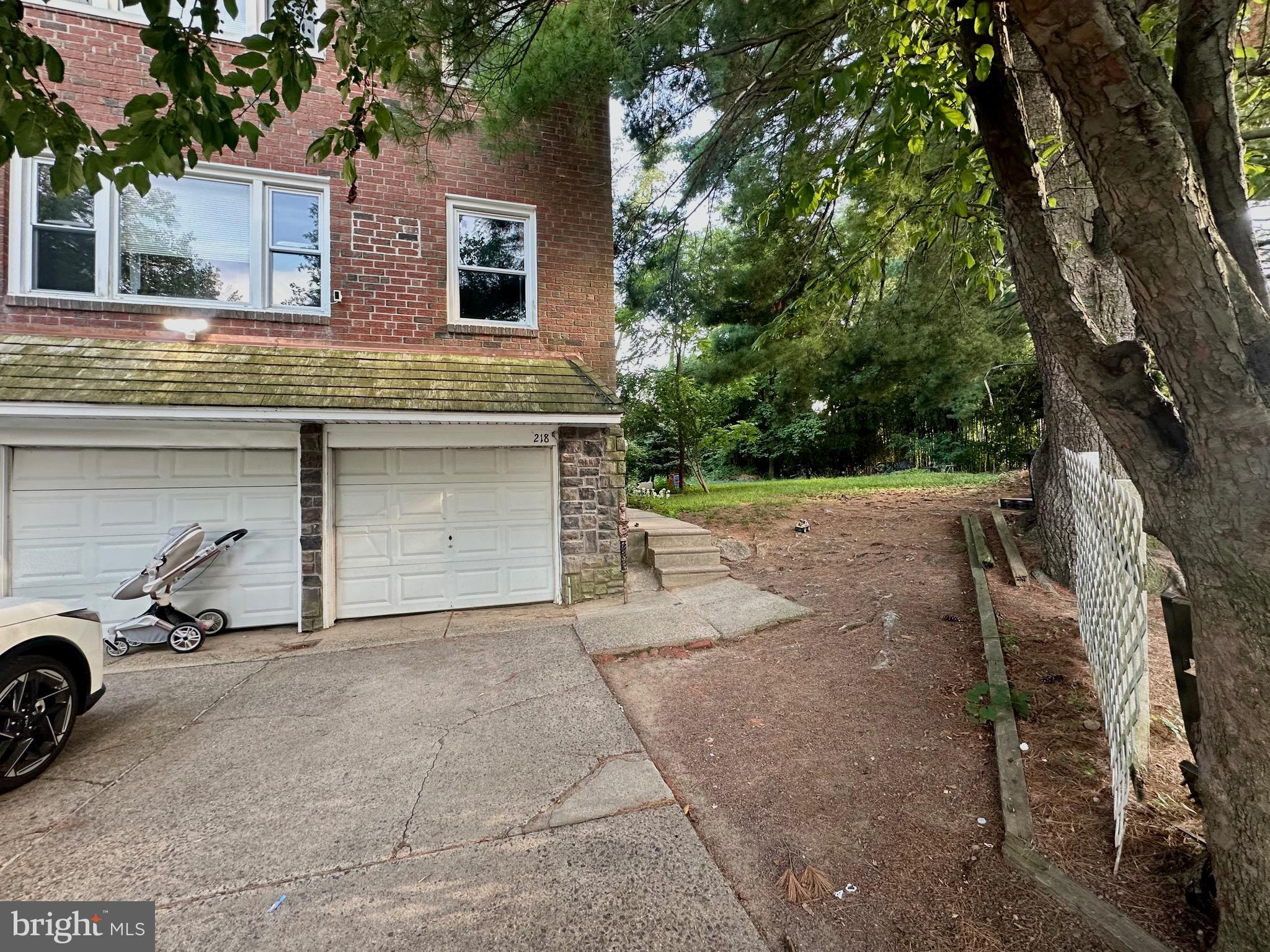 218 LOCKART LANE