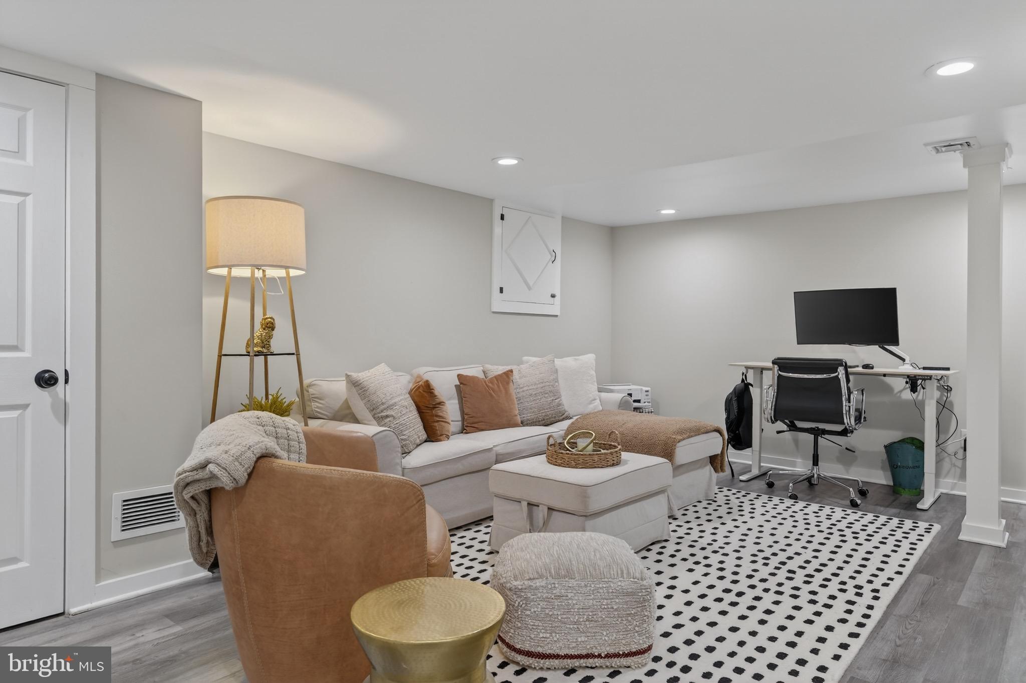 ANNAPOLIS ROADS - Residential