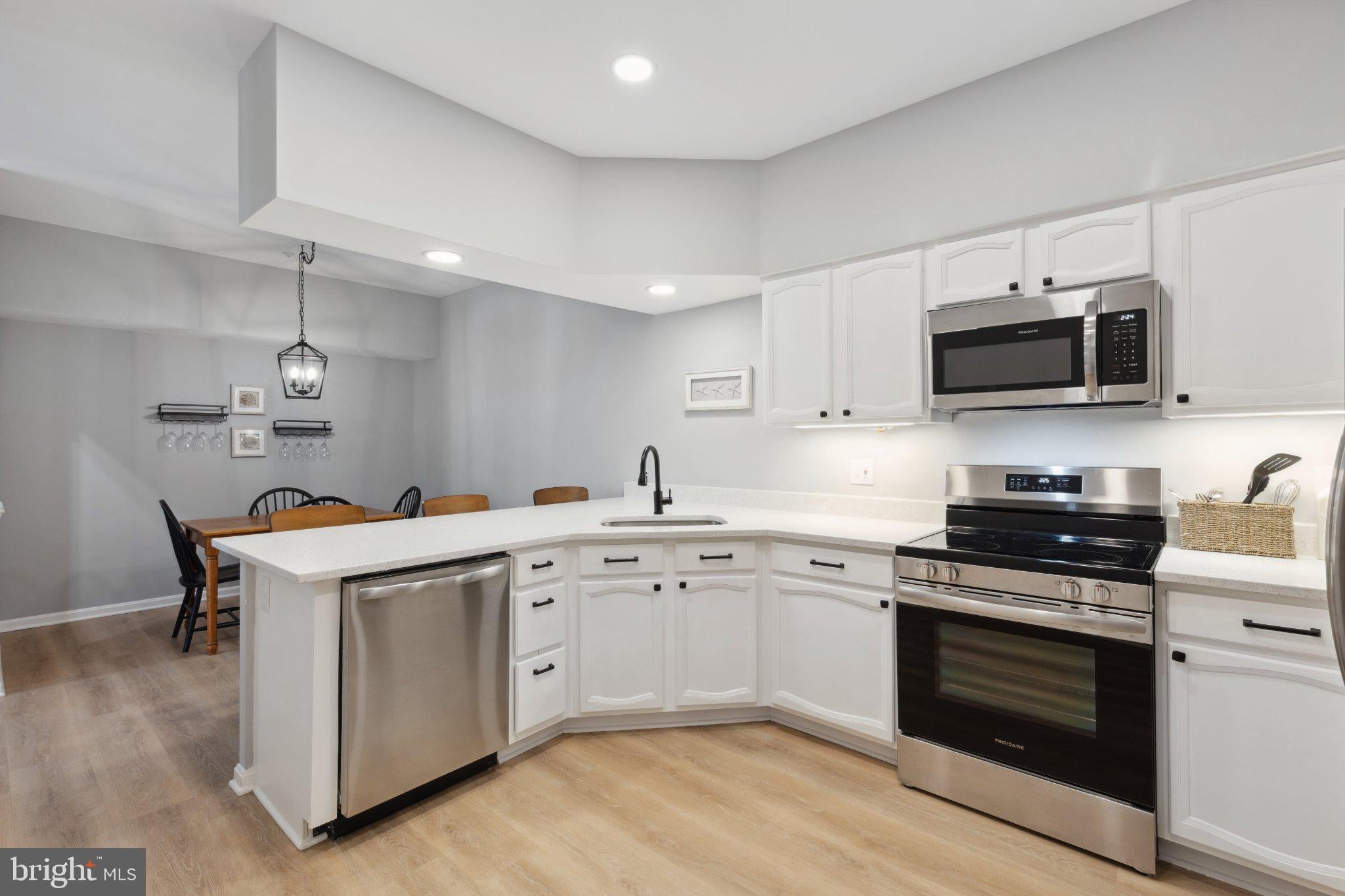 2711 SUMMERVIEW WAY 203