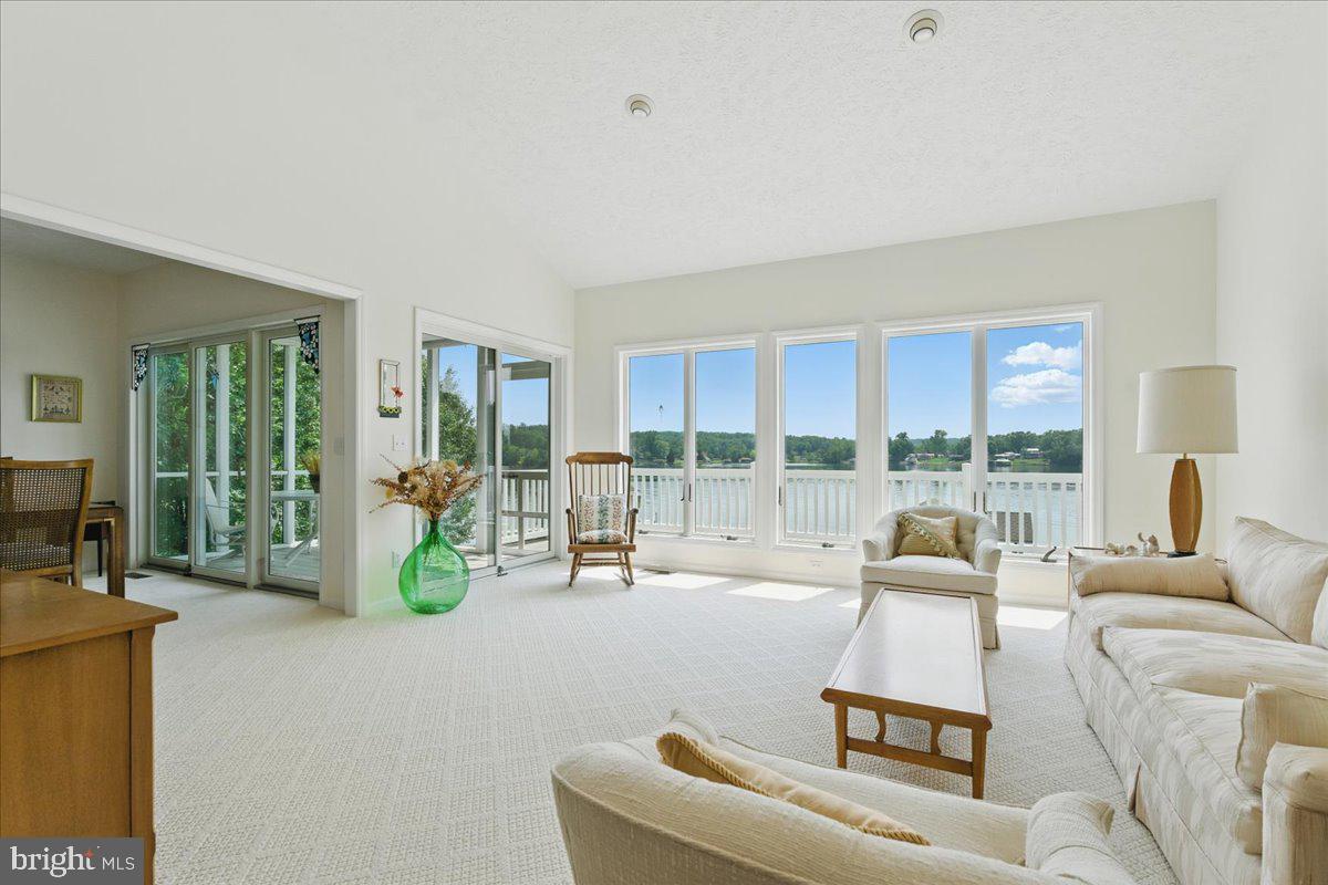 CONTENTMENT ISLAND - Residential