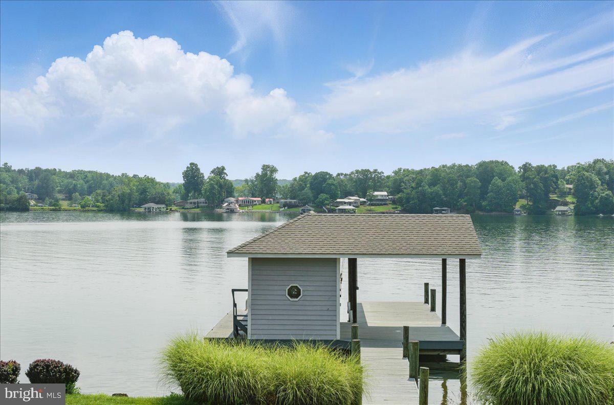 CONTENTMENT ISLAND - Residential