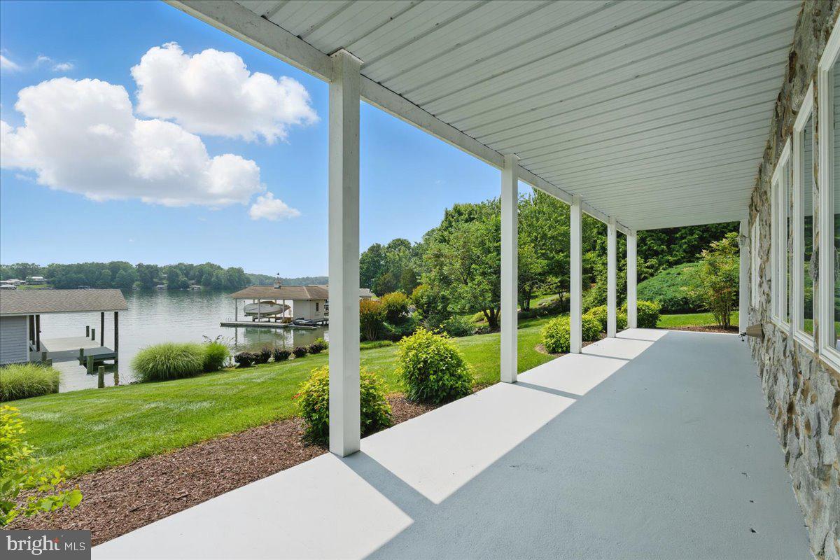 CONTENTMENT ISLAND - Residential