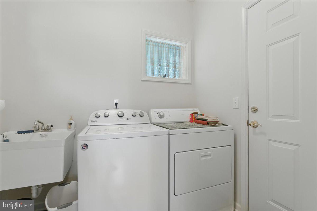 CONTENTMENT ISLAND - Residential