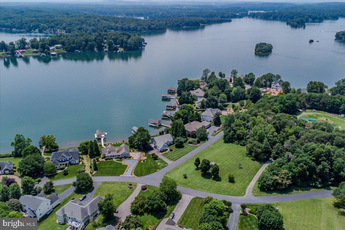 CONTENTMENT ISLAND - Residential