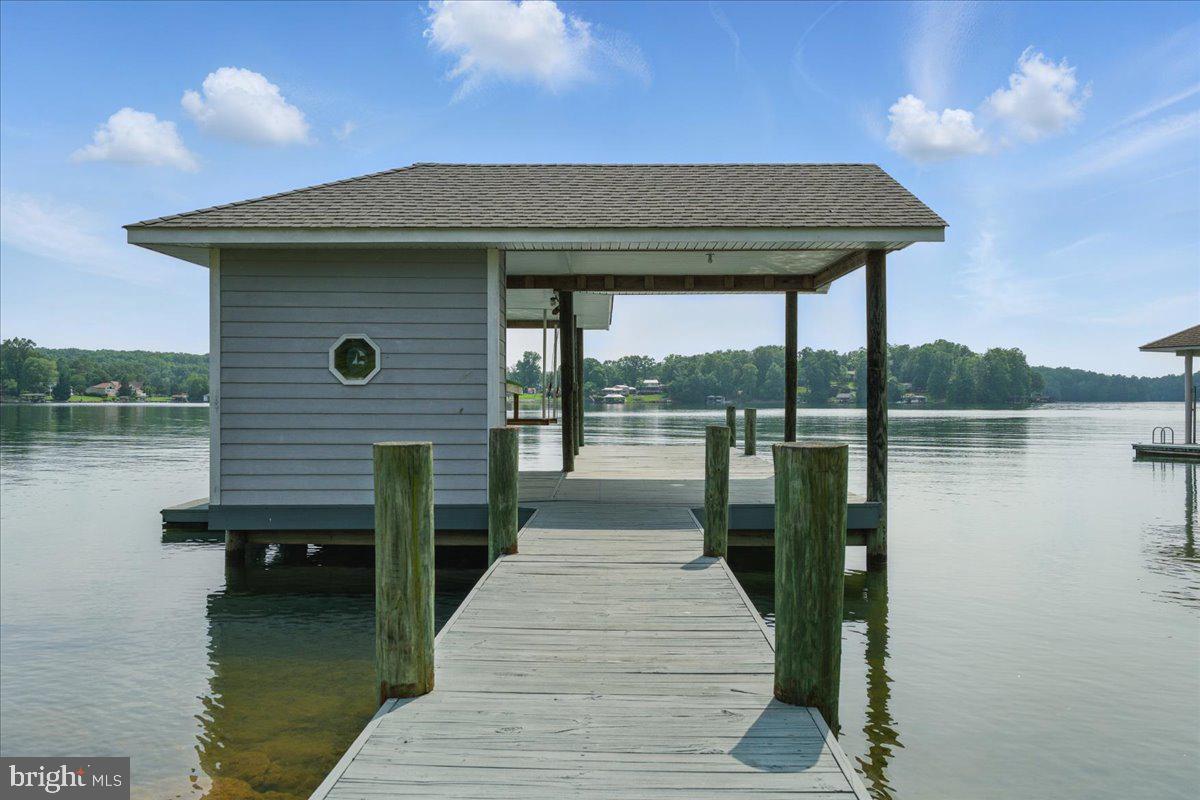 CONTENTMENT ISLAND - Residential