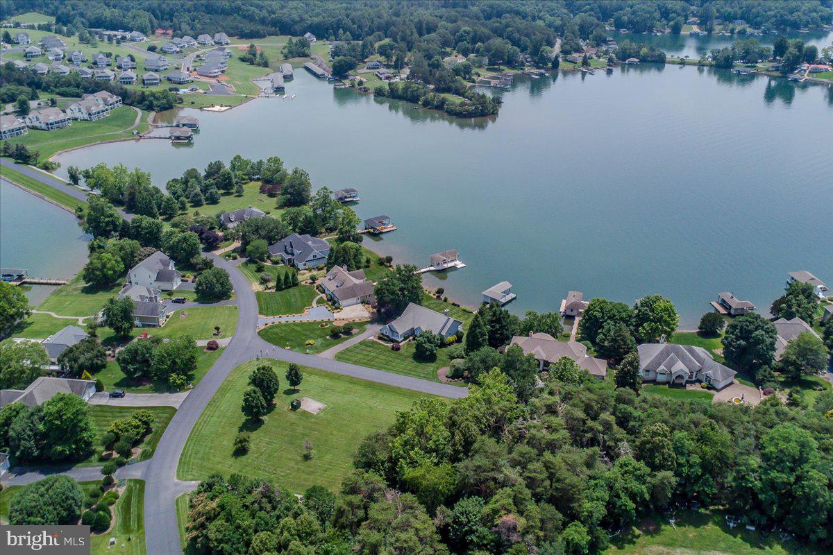 CONTENTMENT ISLAND - Residential