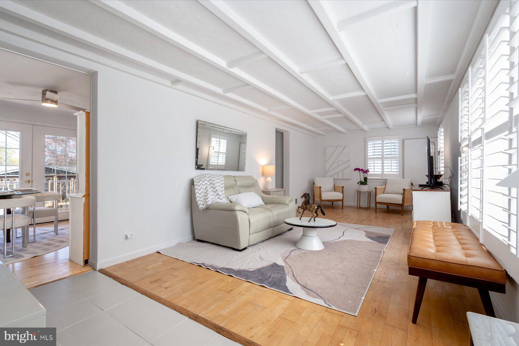 WOODLAND BEACH - Residential