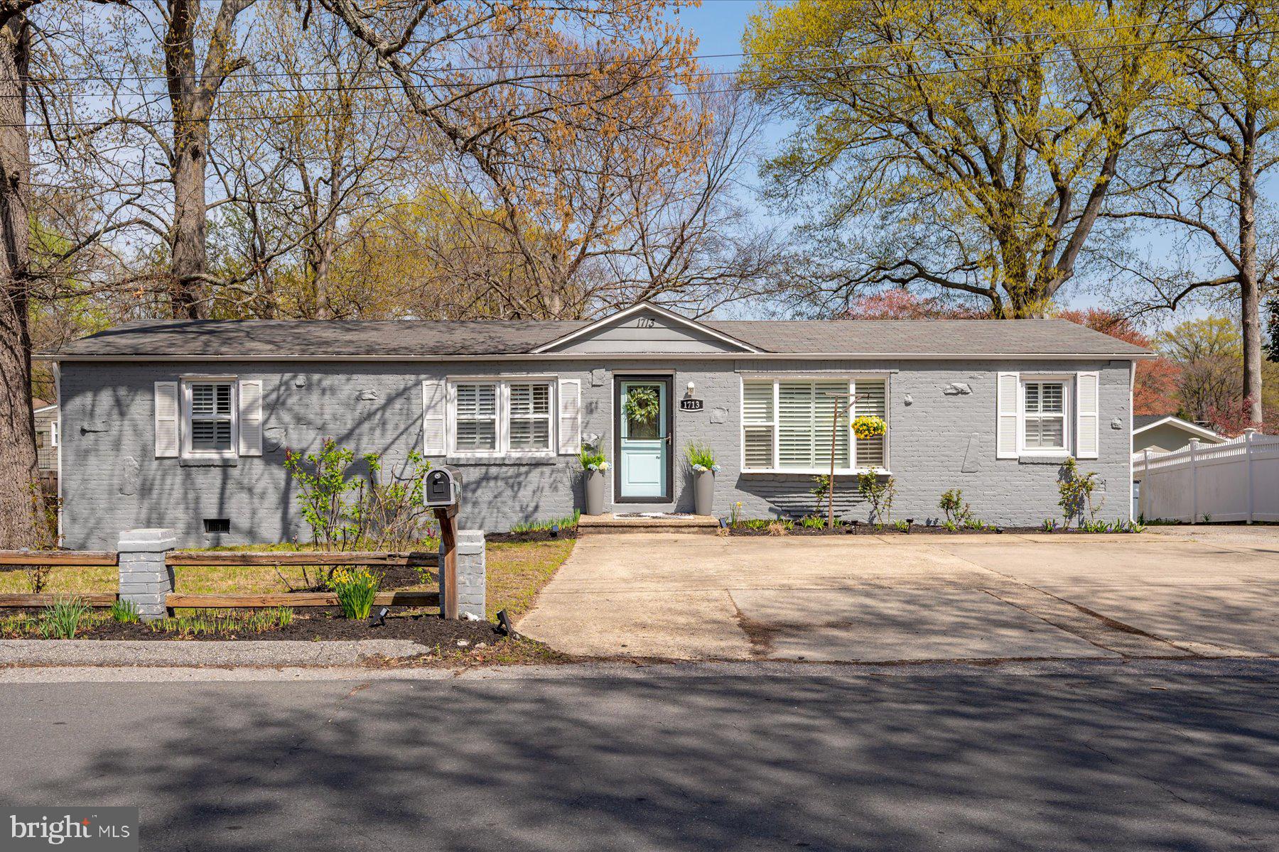 WOODLAND BEACH - Residential