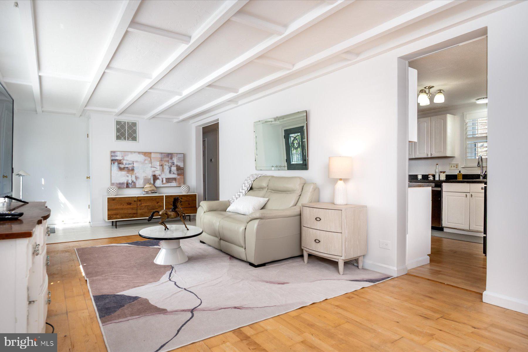 WOODLAND BEACH - Residential