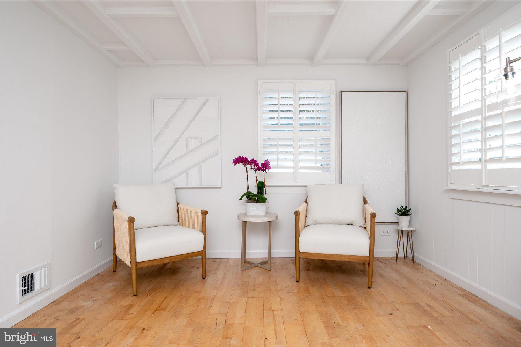 WOODLAND BEACH - Residential