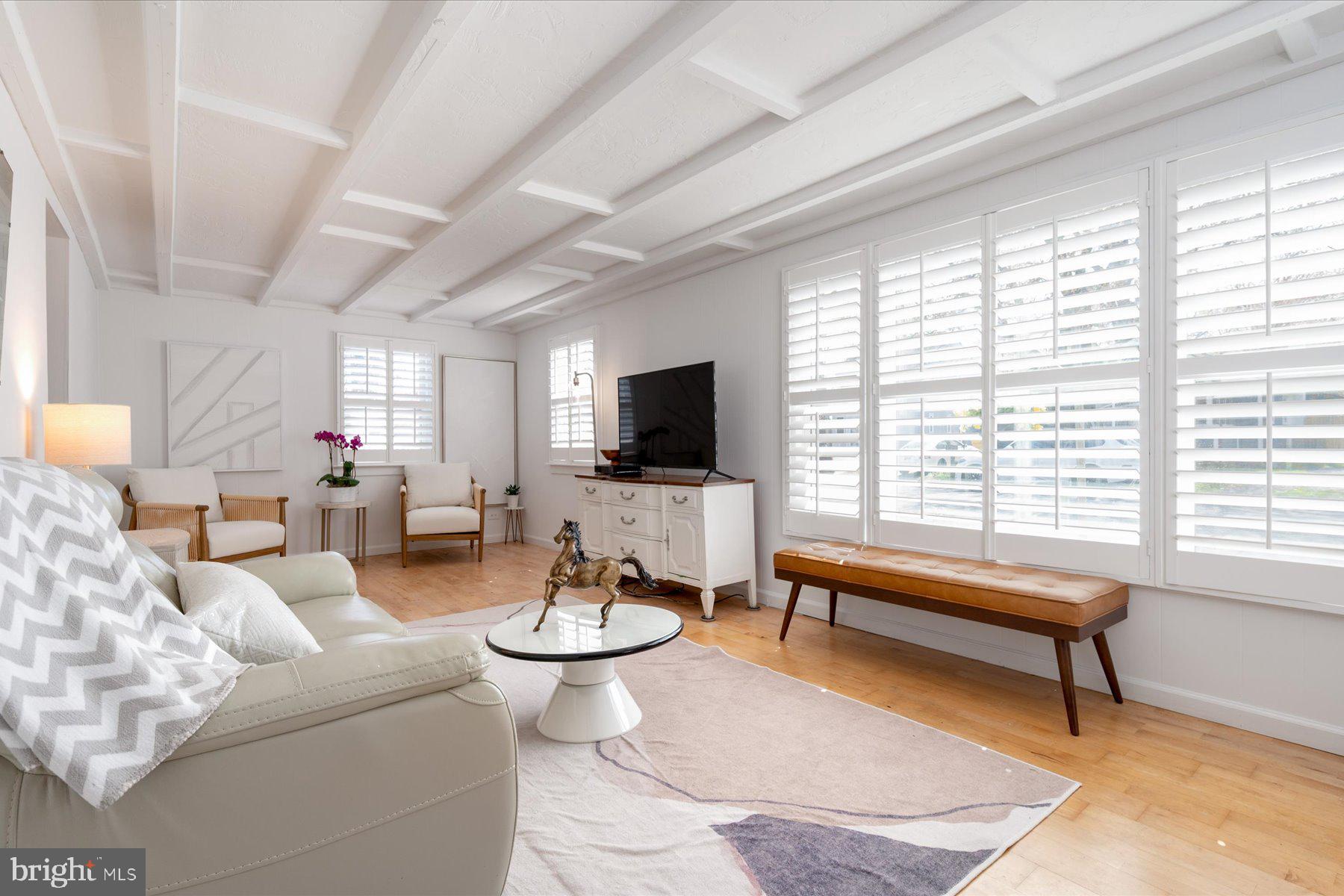 WOODLAND BEACH - Residential