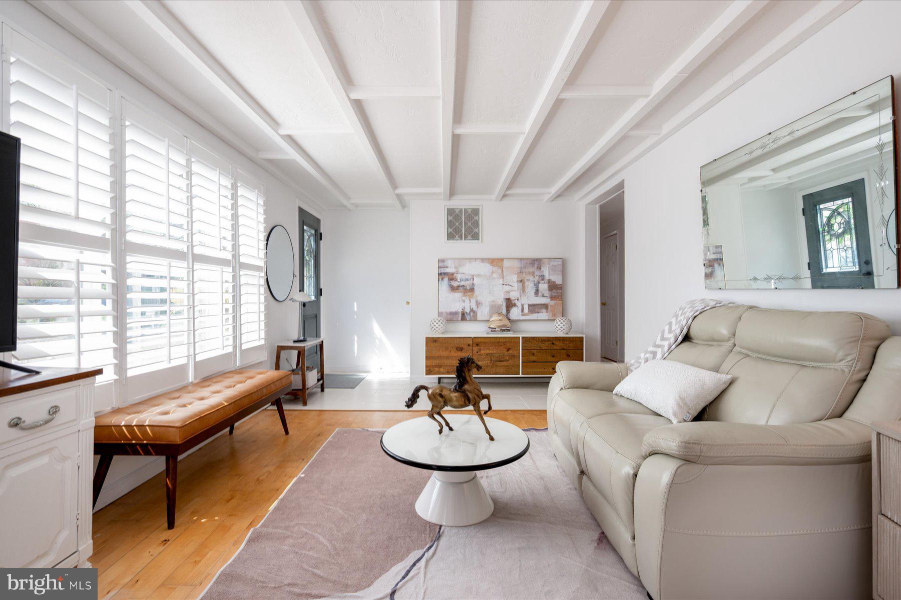 WOODLAND BEACH - Residential