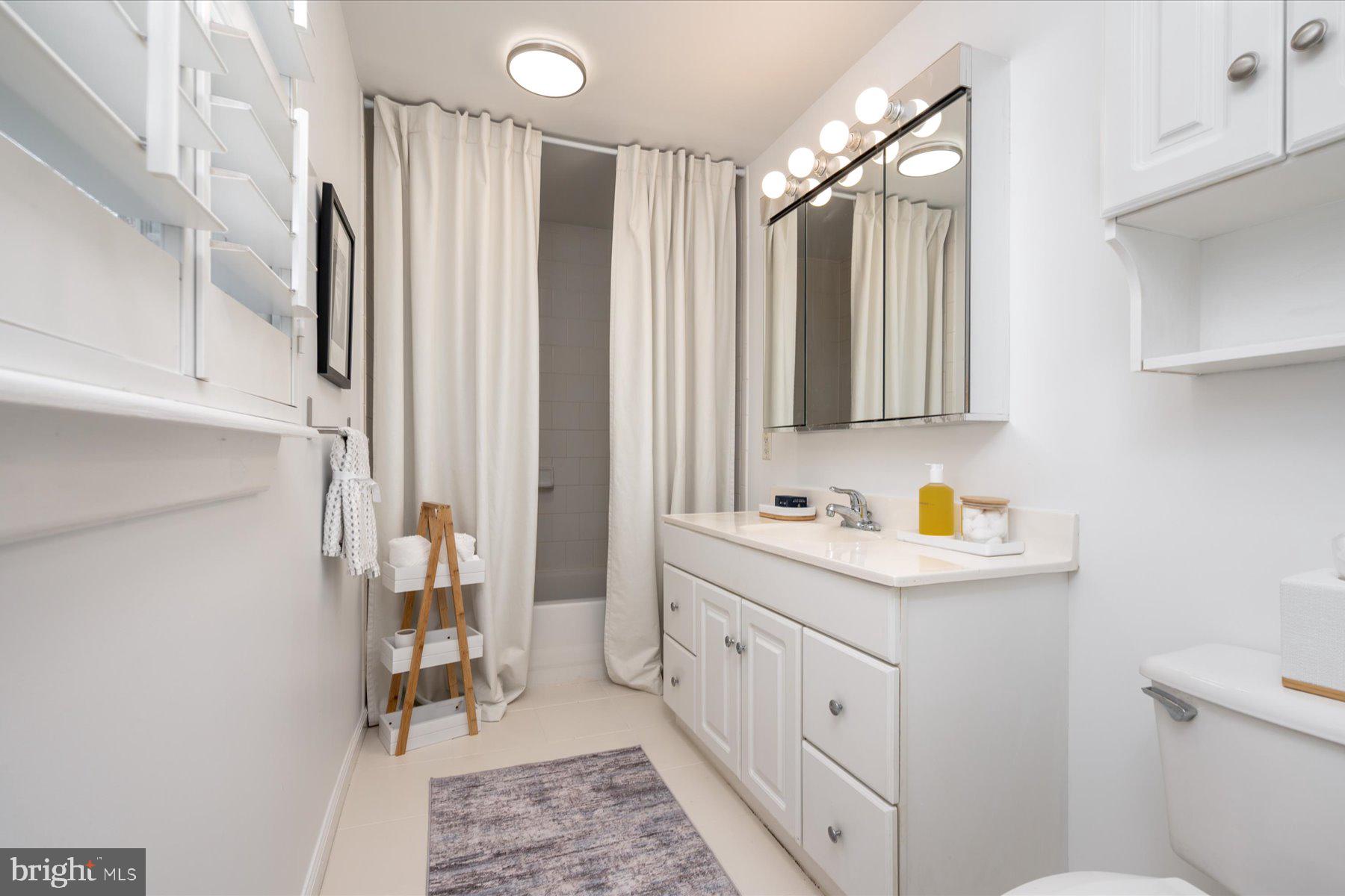 WOODLAND BEACH - Residential