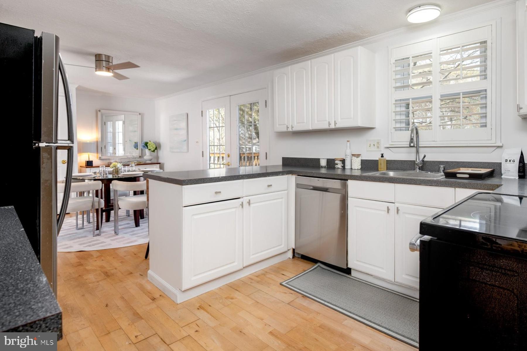 WOODLAND BEACH - Residential