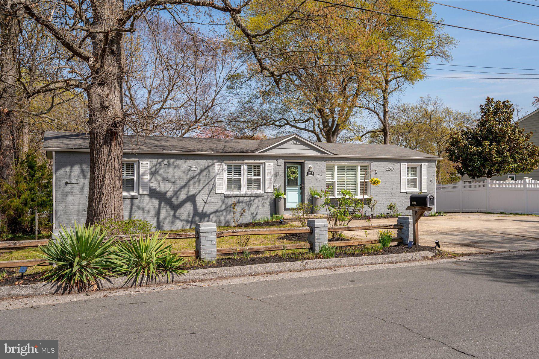 WOODLAND BEACH - Residential