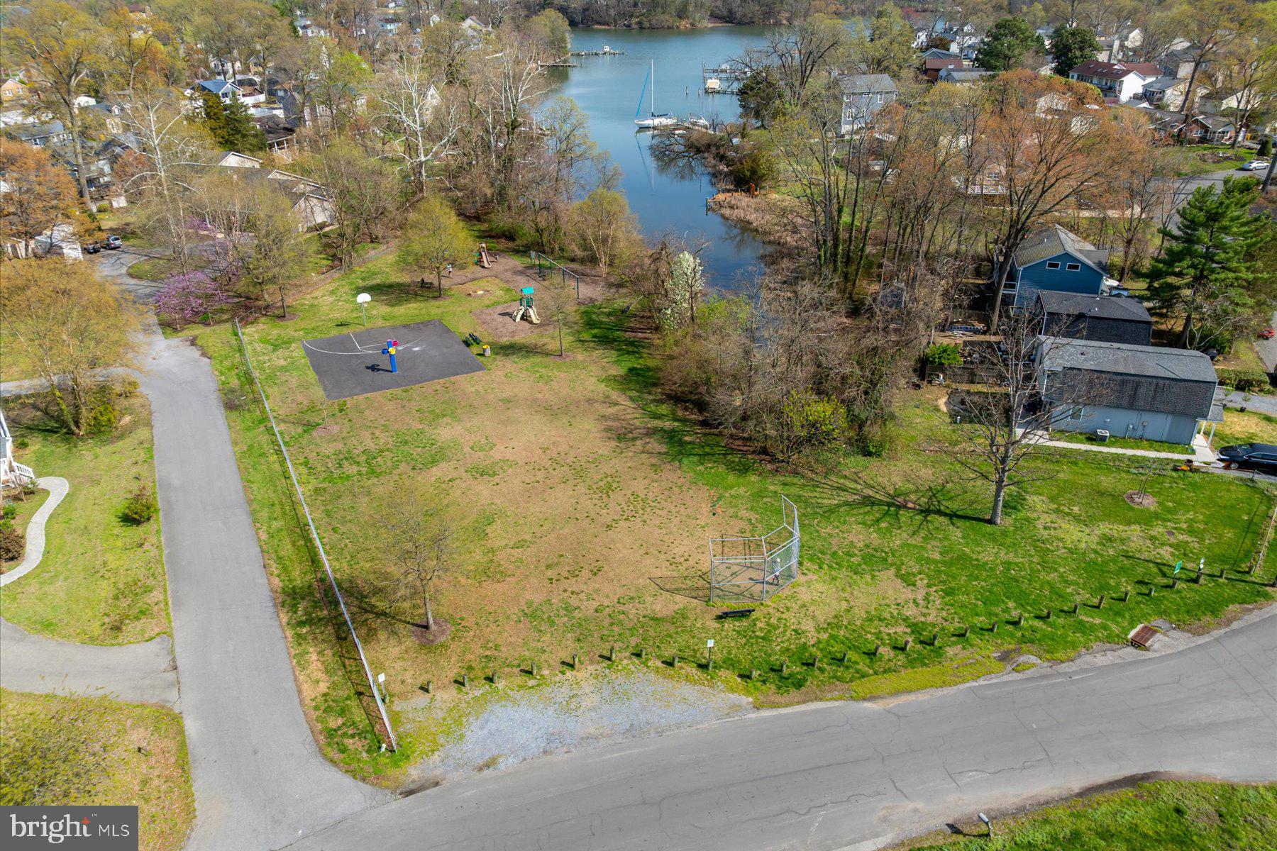 WOODLAND BEACH - Residential