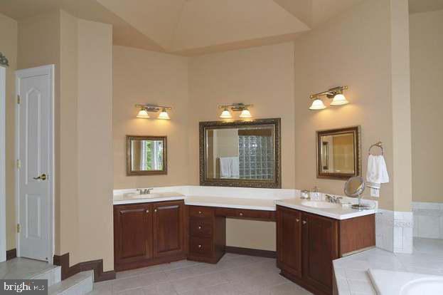 ROUNDTREE PARK - Residential Lease